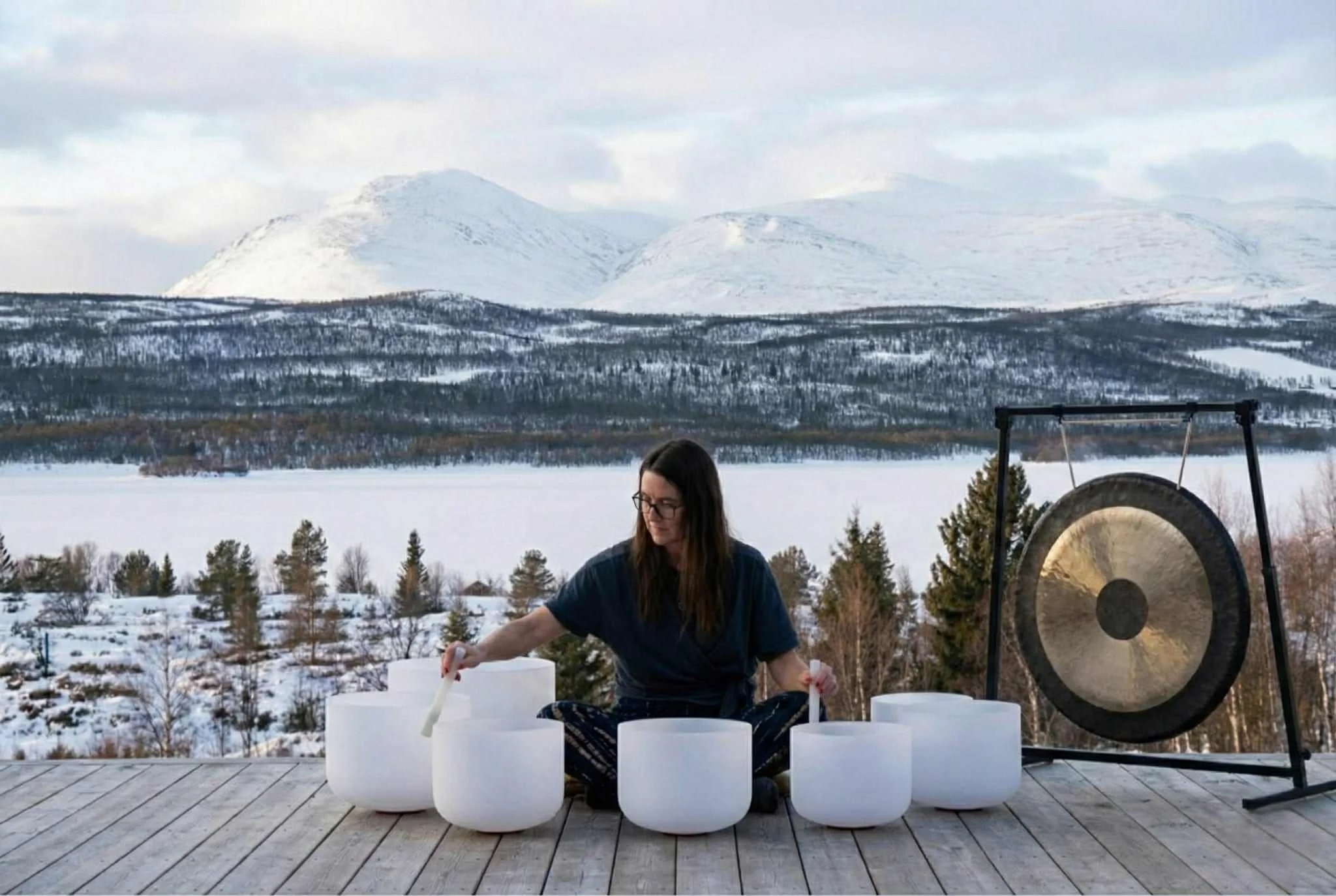 Stilleretreat – Indre ro og balanse Et retreat for nærvær og indre ro med gongbad,med yogalærer, meditasjonslærer, kroppsterapeut, musiker og lydterapeut Nanne Emelie Andersen