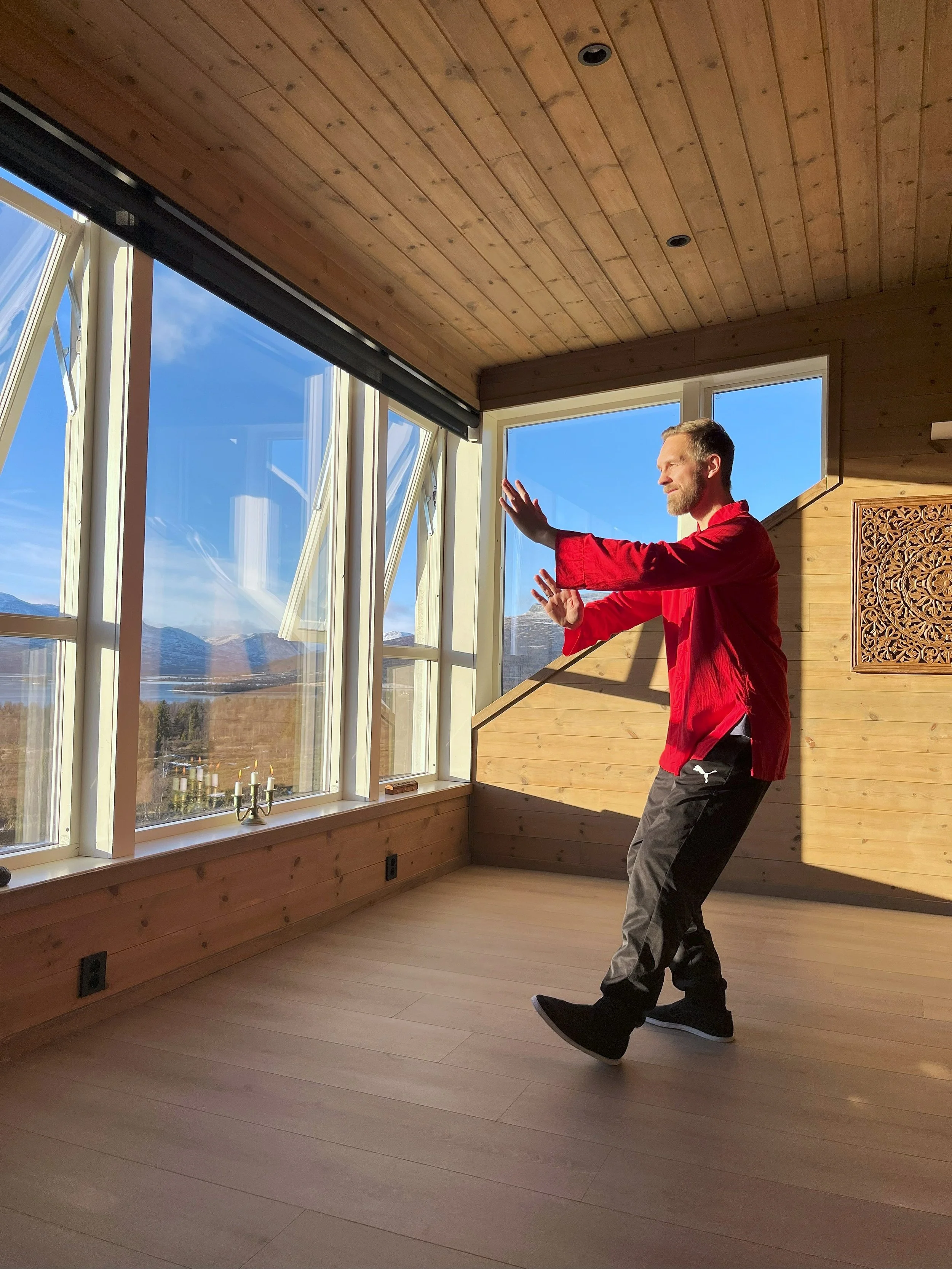 Qigong og Taiji på fjellet: Opplev Eldgammel Visdom for å skape Helhet i det moderne liv med Jim Klarp