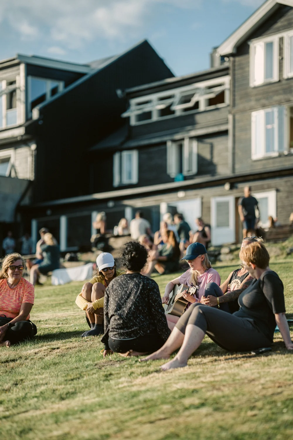 Festival life on the lawn at Nøsen