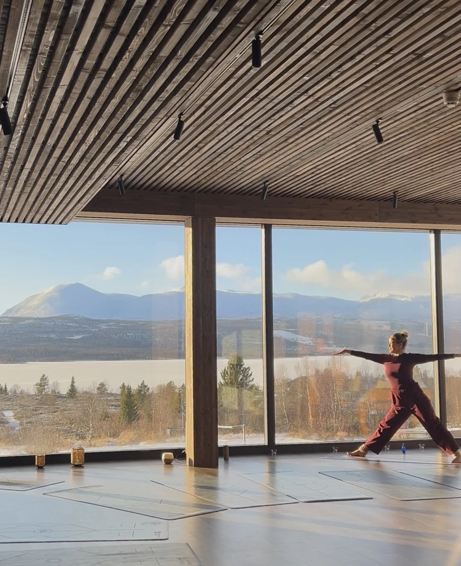 Glitrende førjulstid – myk flyt, lave skuldre &amp; restorative yoga