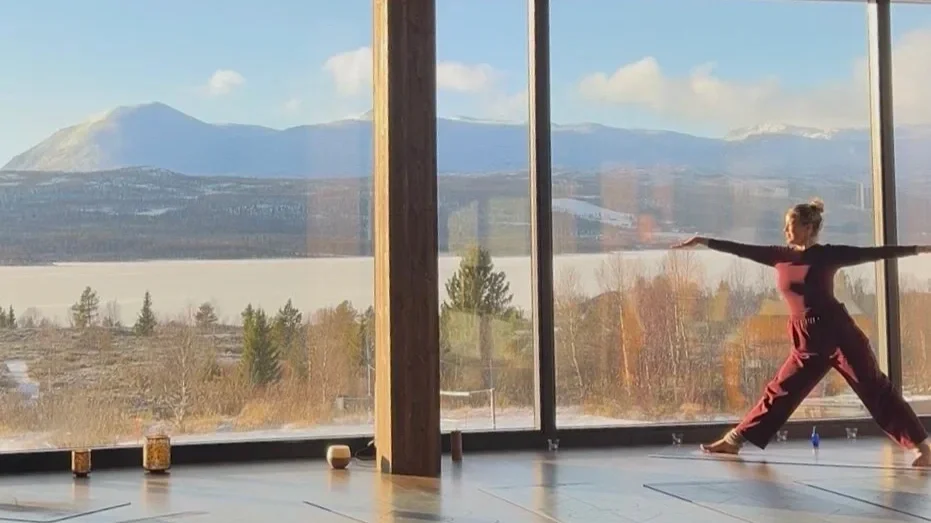 Glitrende førjulstid – myk flyt, lave skuldre &amp; restorative yoga