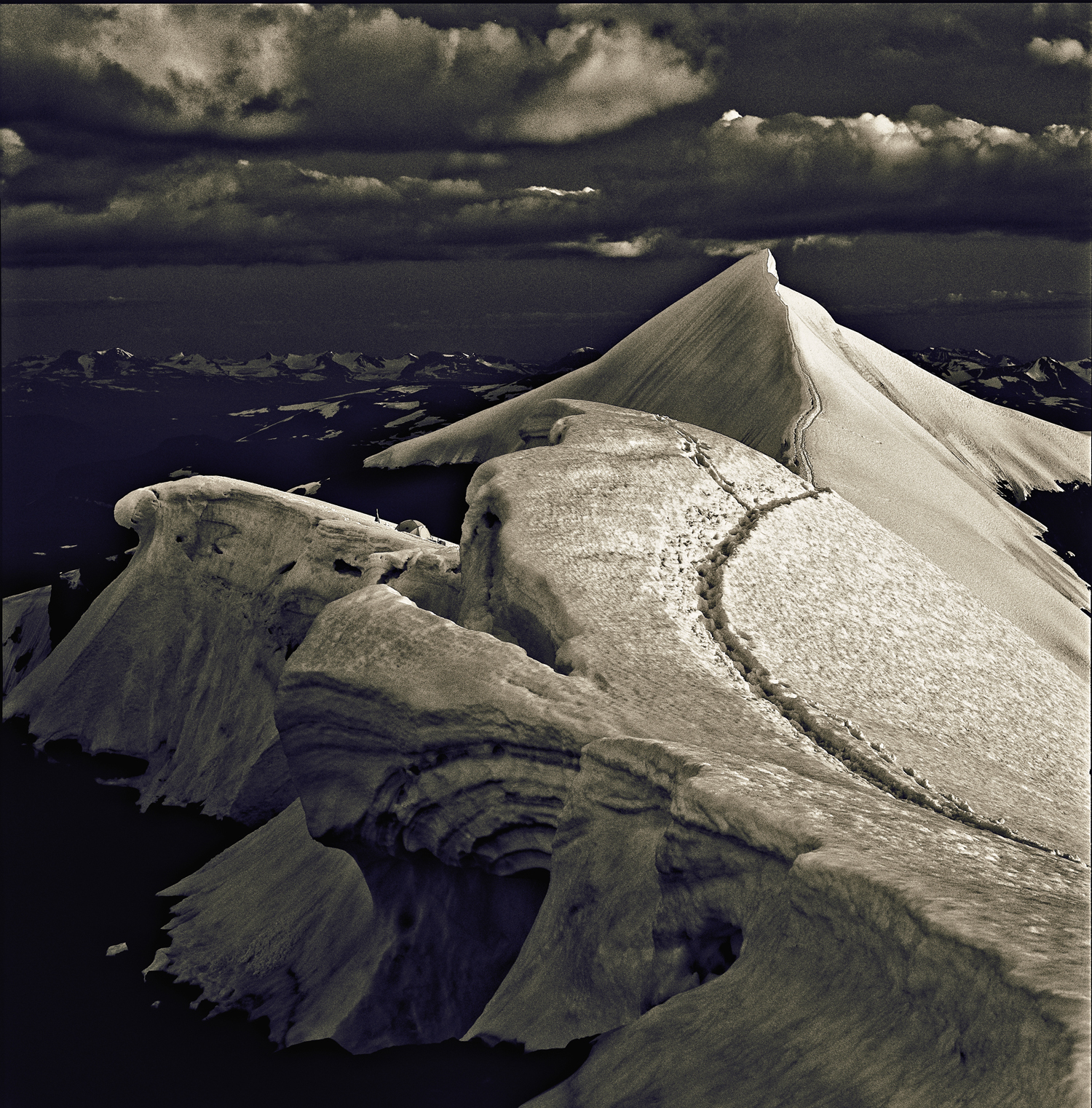 Kebnekaise-Nordtoppen-mot-sydtoppen-Tält-Kväll-199608-On-BW-Tri-MagicForest-AgedPaper-1500px-KN.jpg