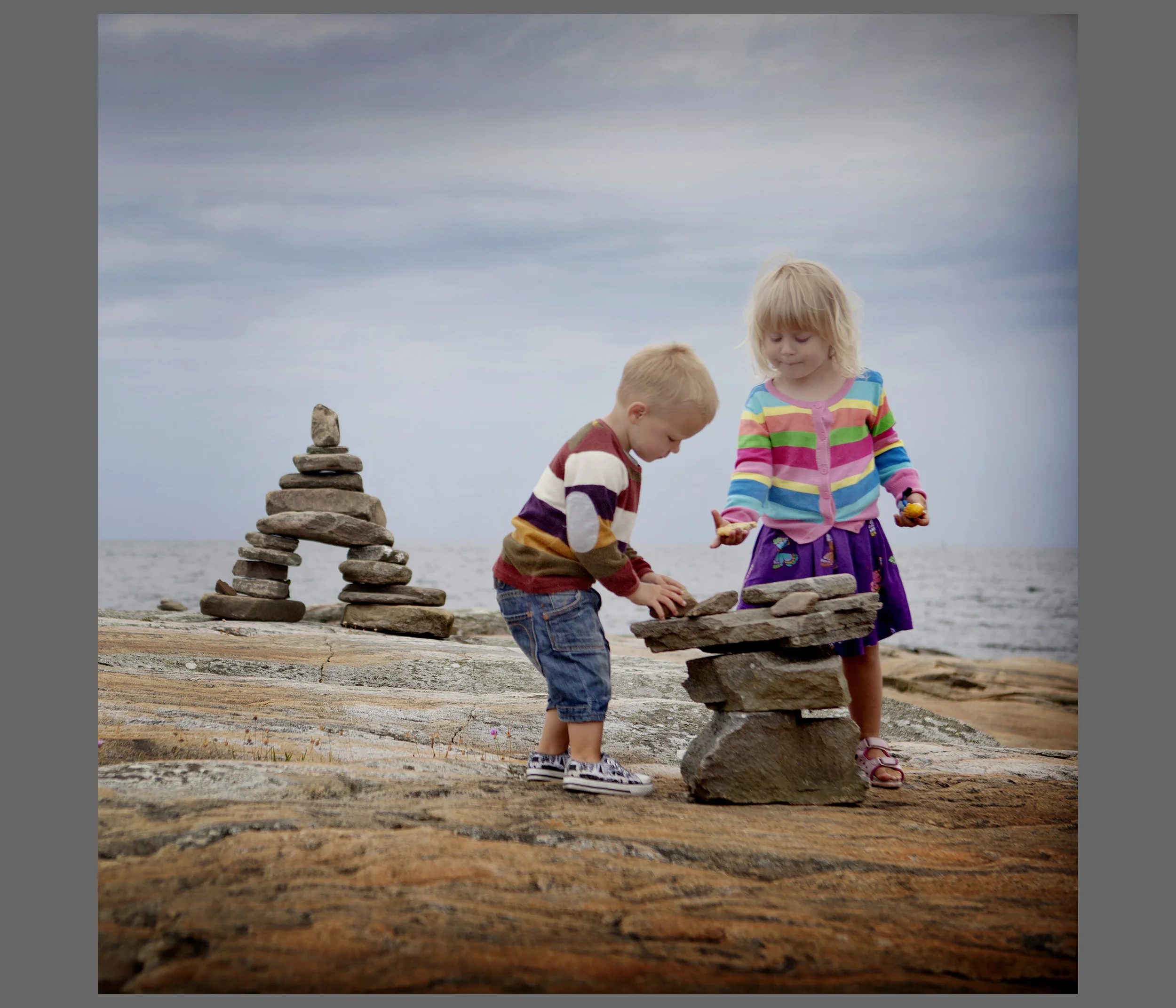 Rut och Ruben bygger stentorn, Bua strand