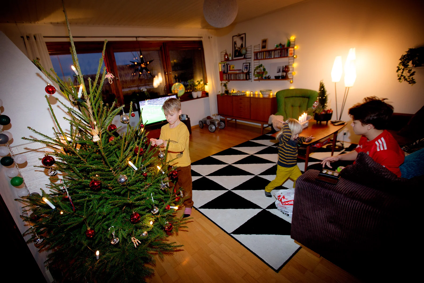 Granen står så grön och grann i stugan