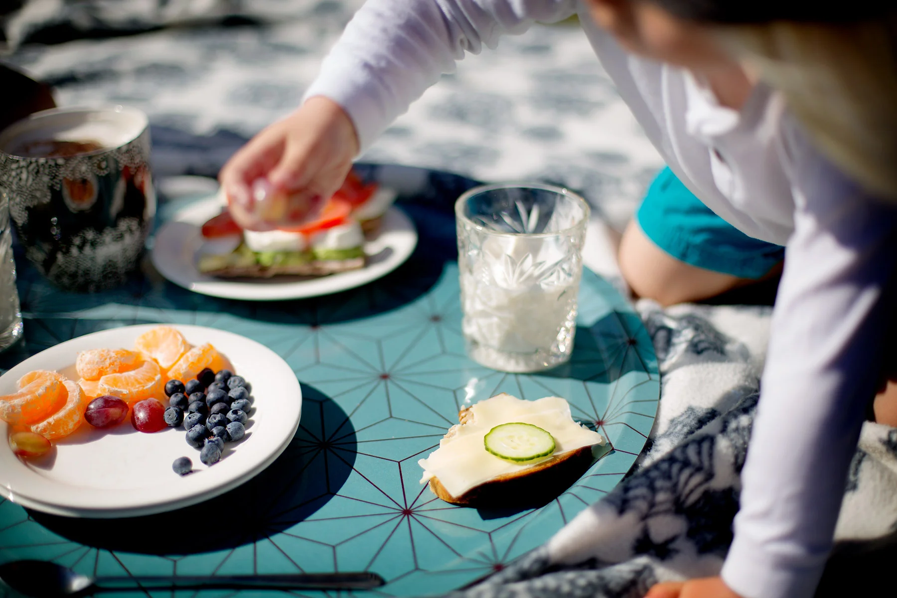 Frukostpicknick i trädgården