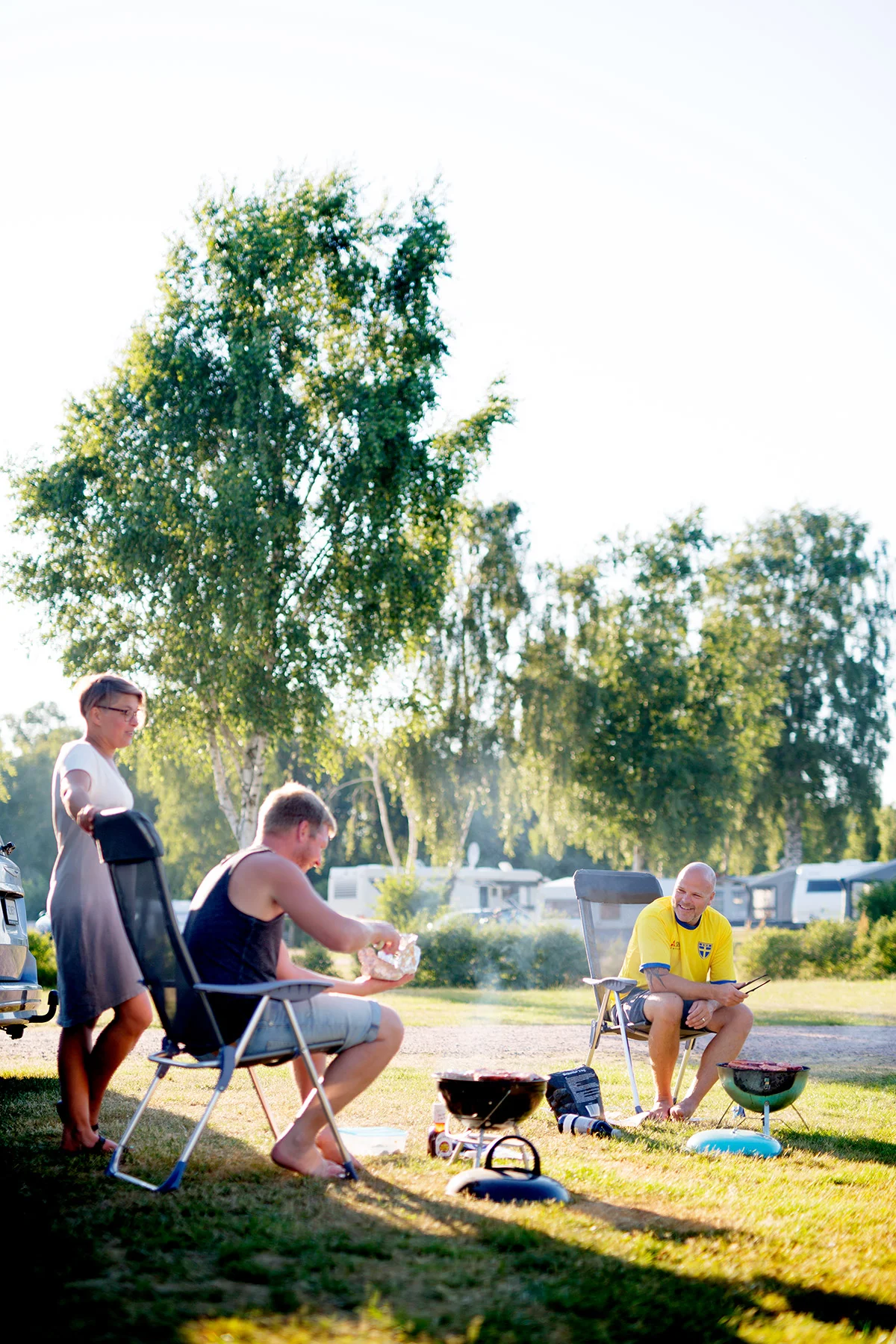 Och solen går strax ner genom björkarna