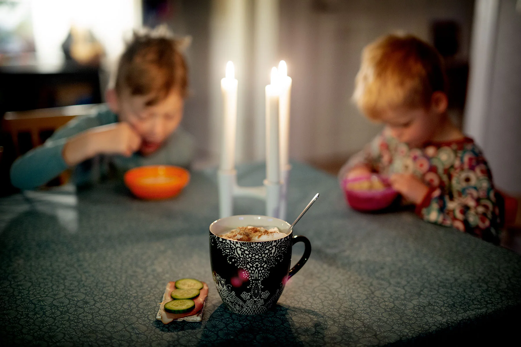 Te med skummad mjölk till frukost
