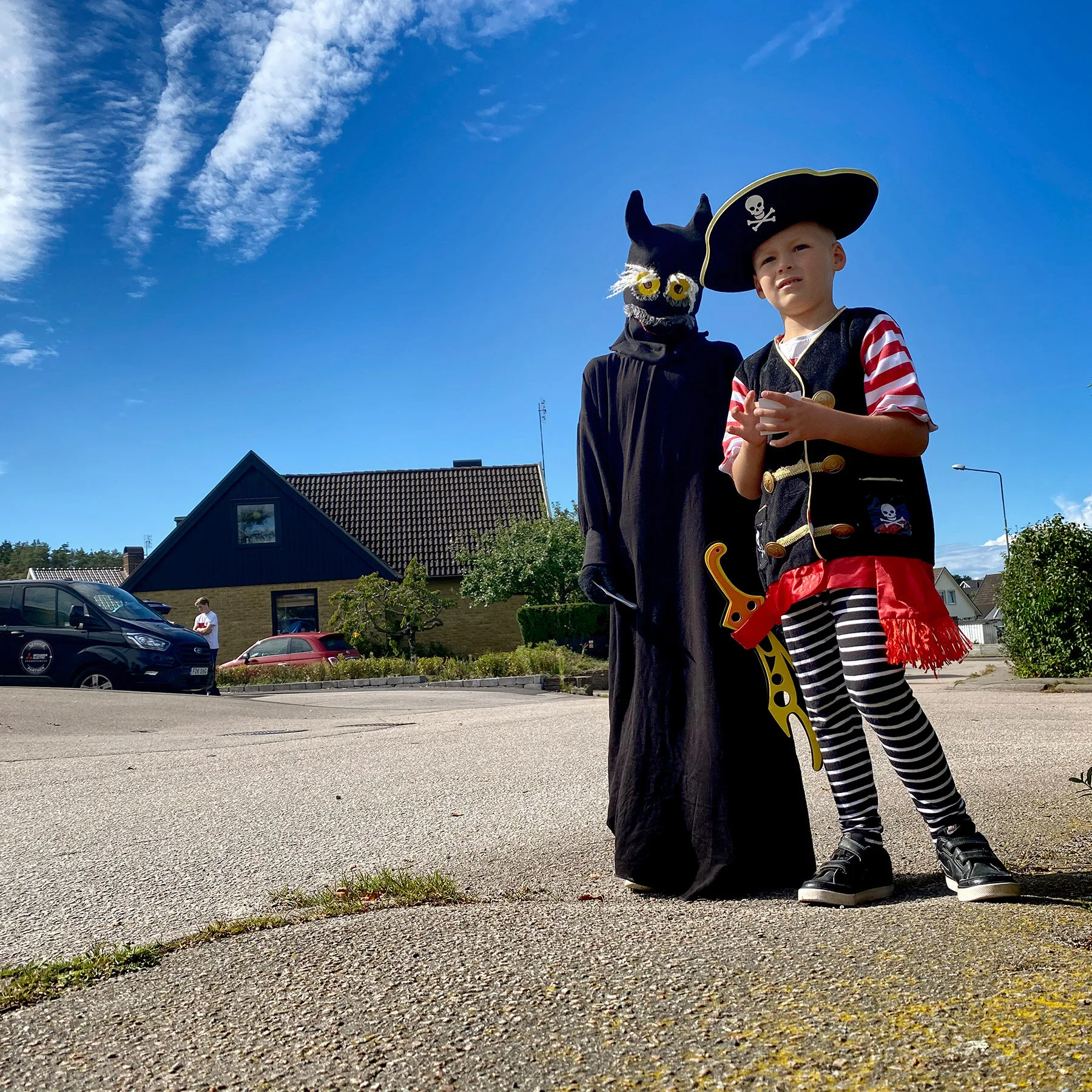 En sommarskugga och en pirat håller utkik på Lotsvägen. Inget är nytt under solen.
