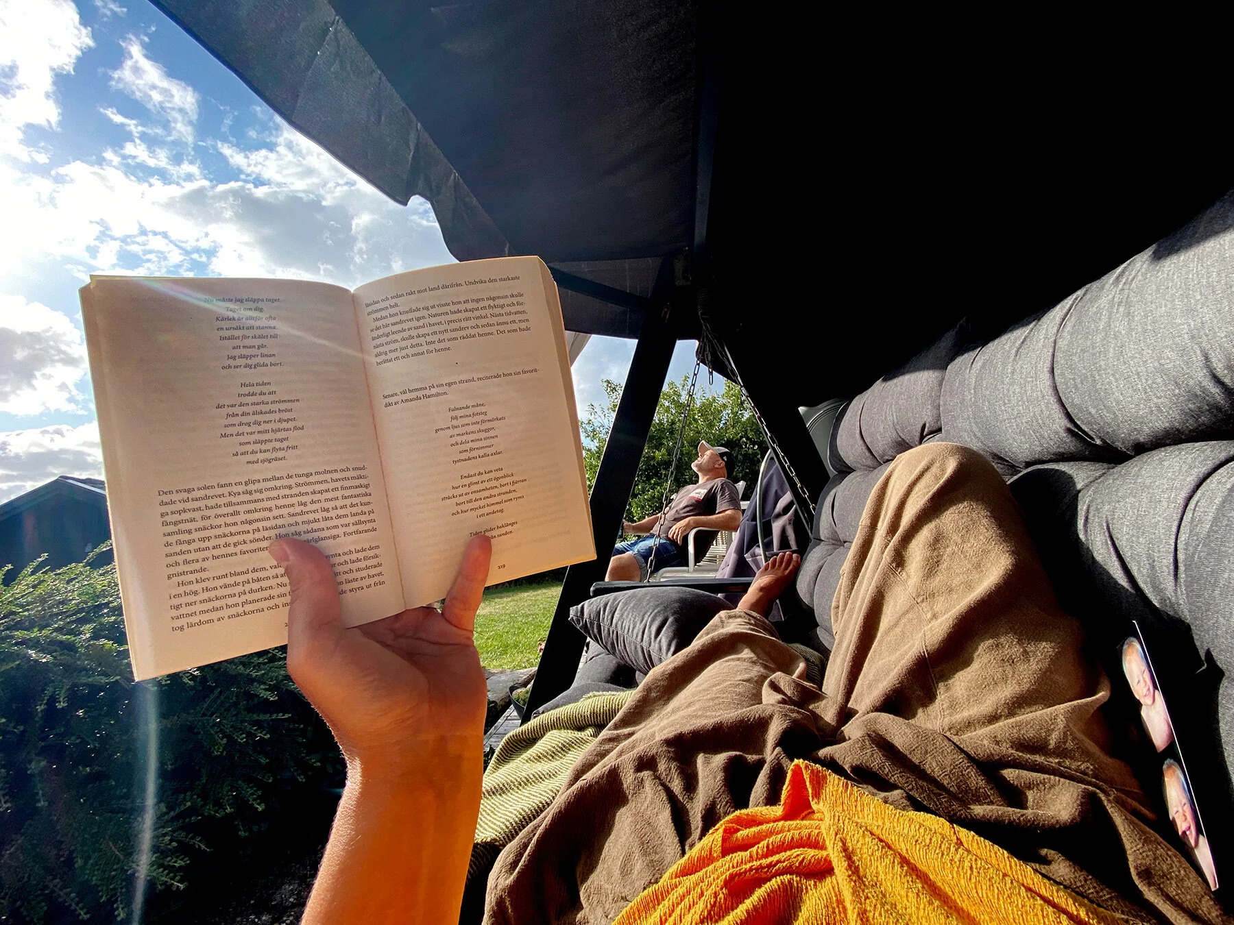blogg-210801hammocklasning1.jpg