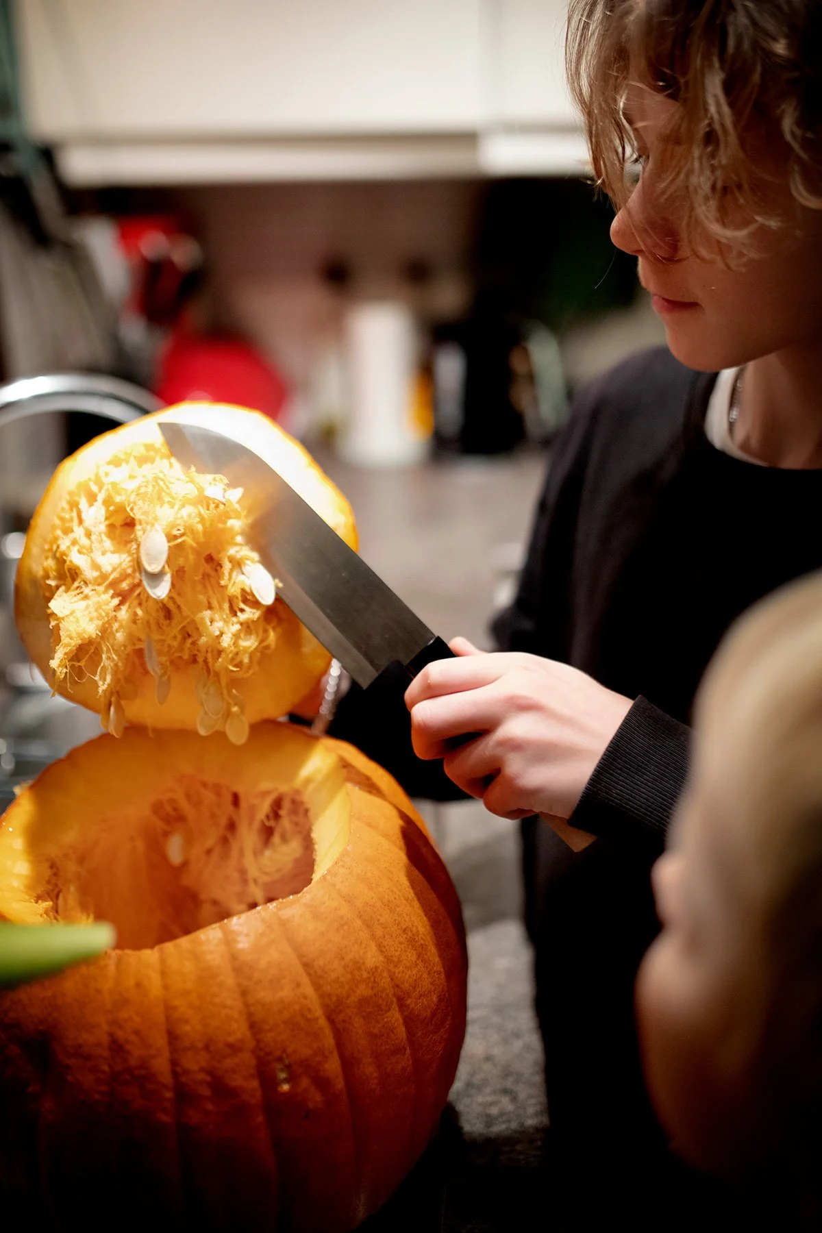 blogg-221027halloweenpumpakarvning1.jpg