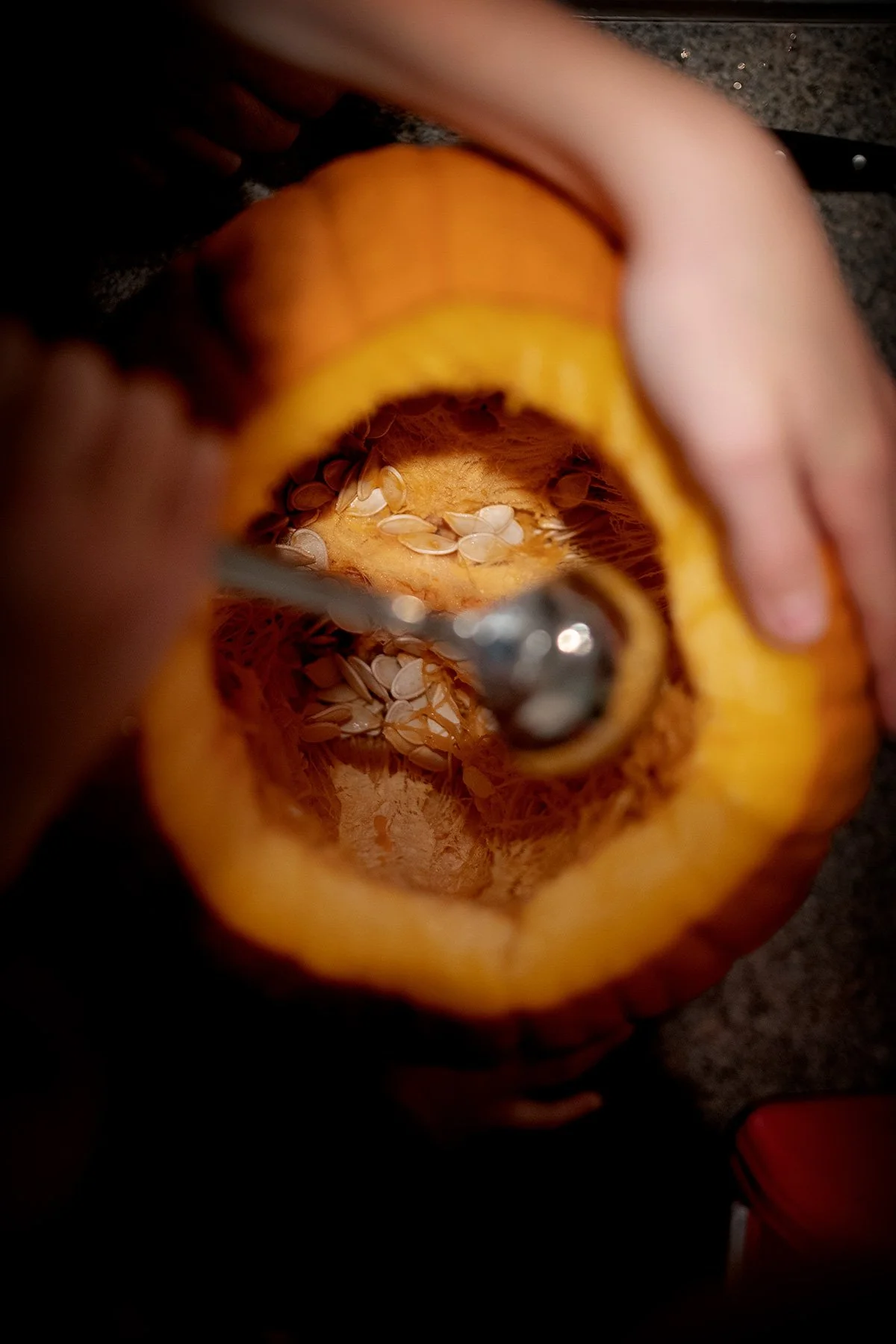 blogg-221027halloweenpumpakarvning4.jpg