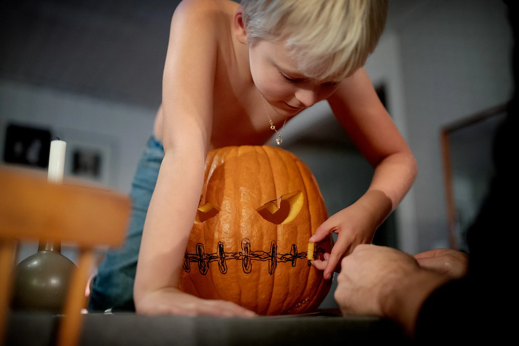 blogg-221027halloweenpumpakarvning7.jpg