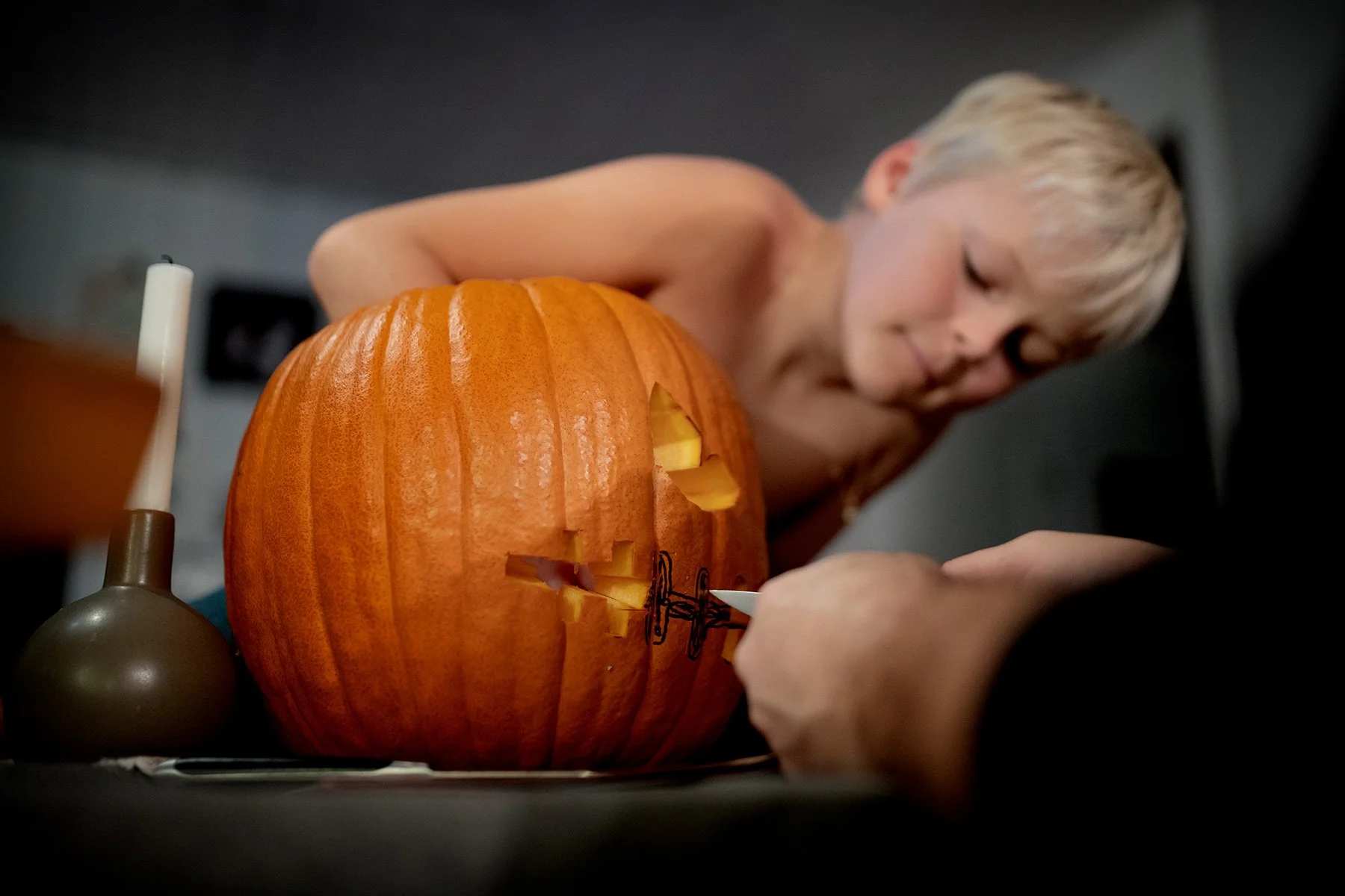blogg-221027halloweenpumpakarvning10.jpg
