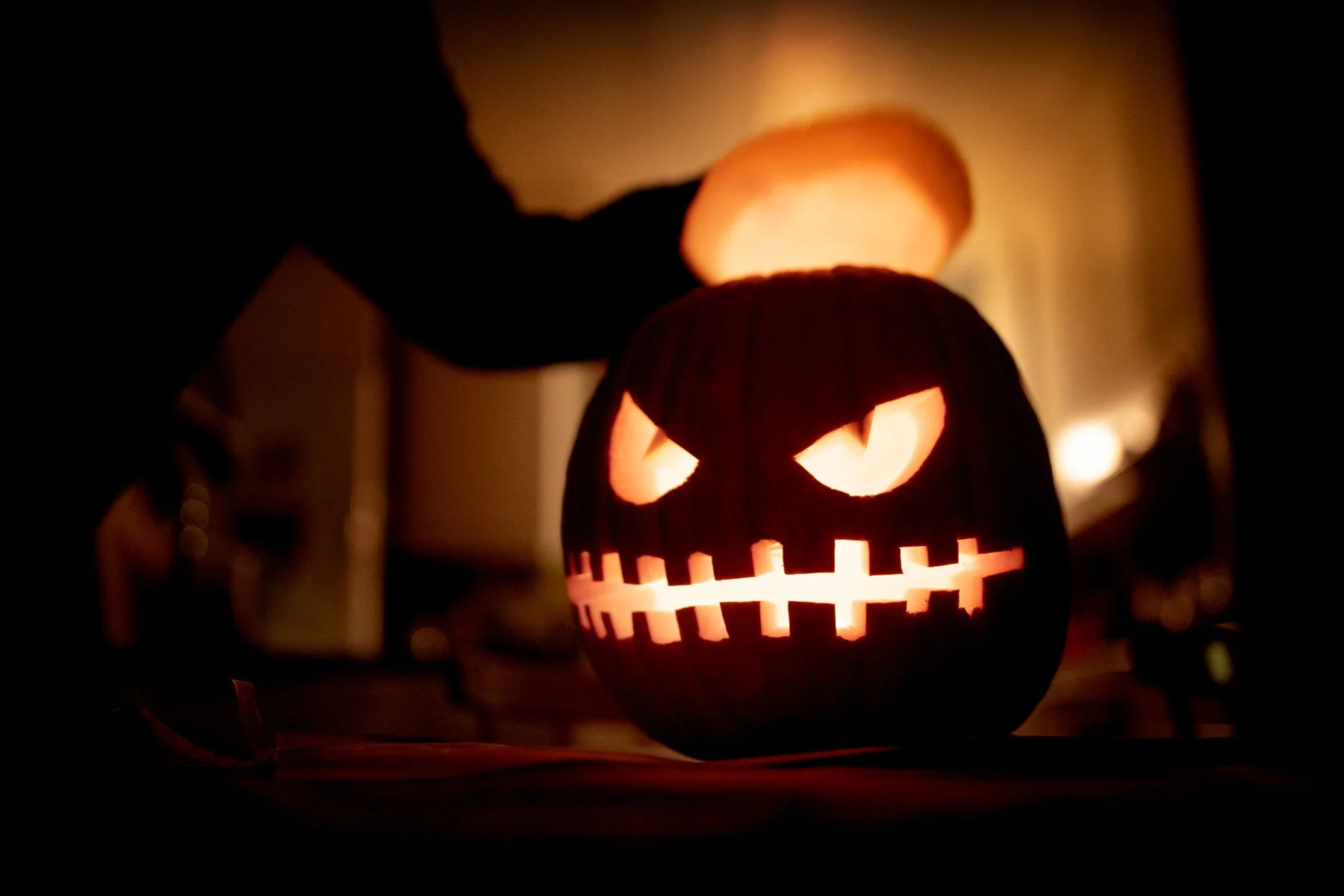 blogg-221027halloweenpumpakarvning11.jpg