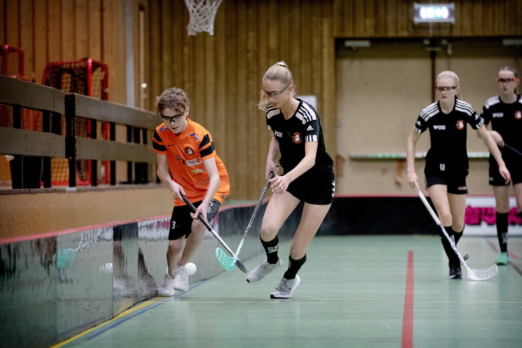 blogg-230105innebandykillarnatjejerna3.jpg