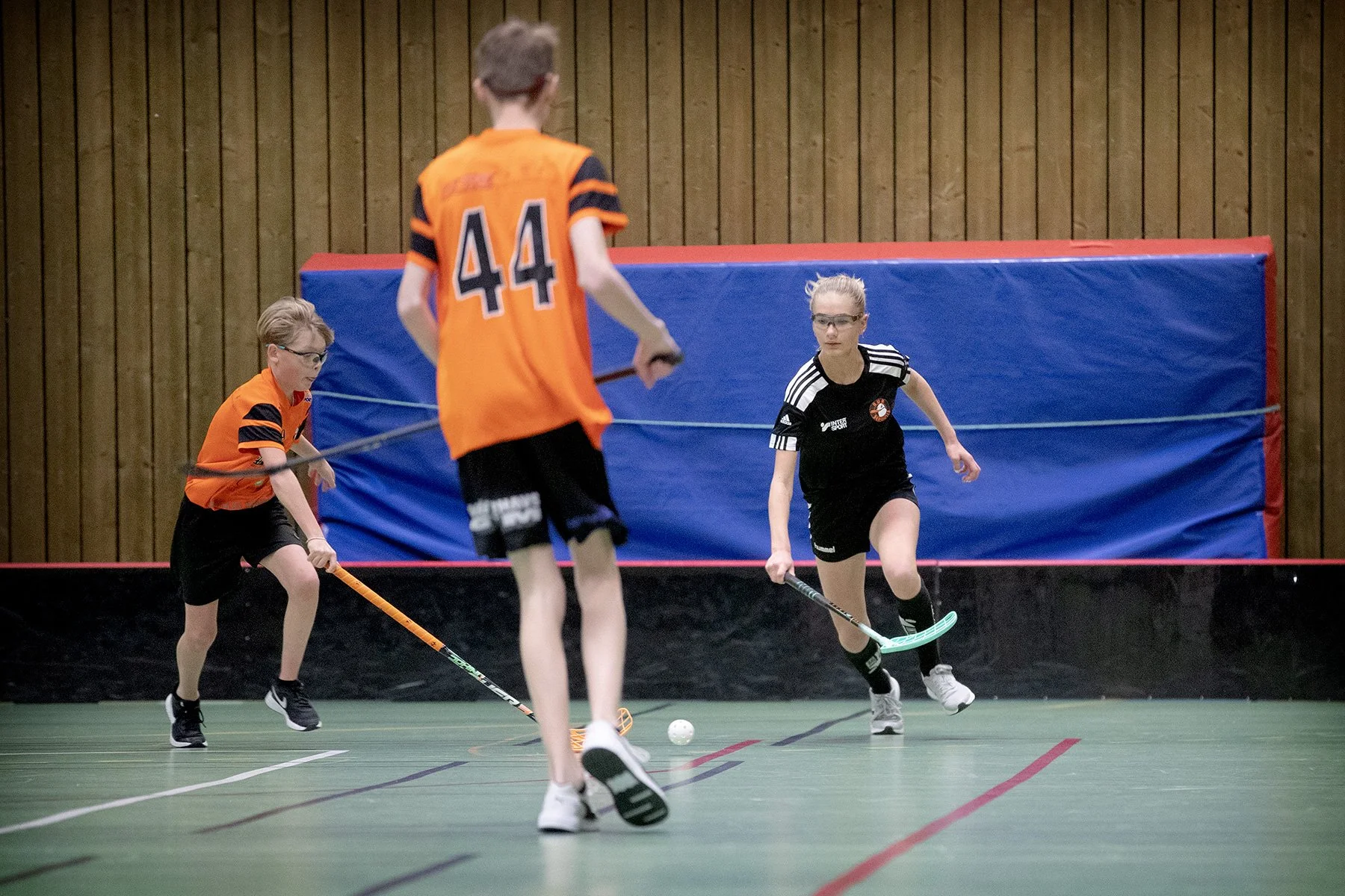 blogg-230105innebandykillarnatjejerna11.jpg