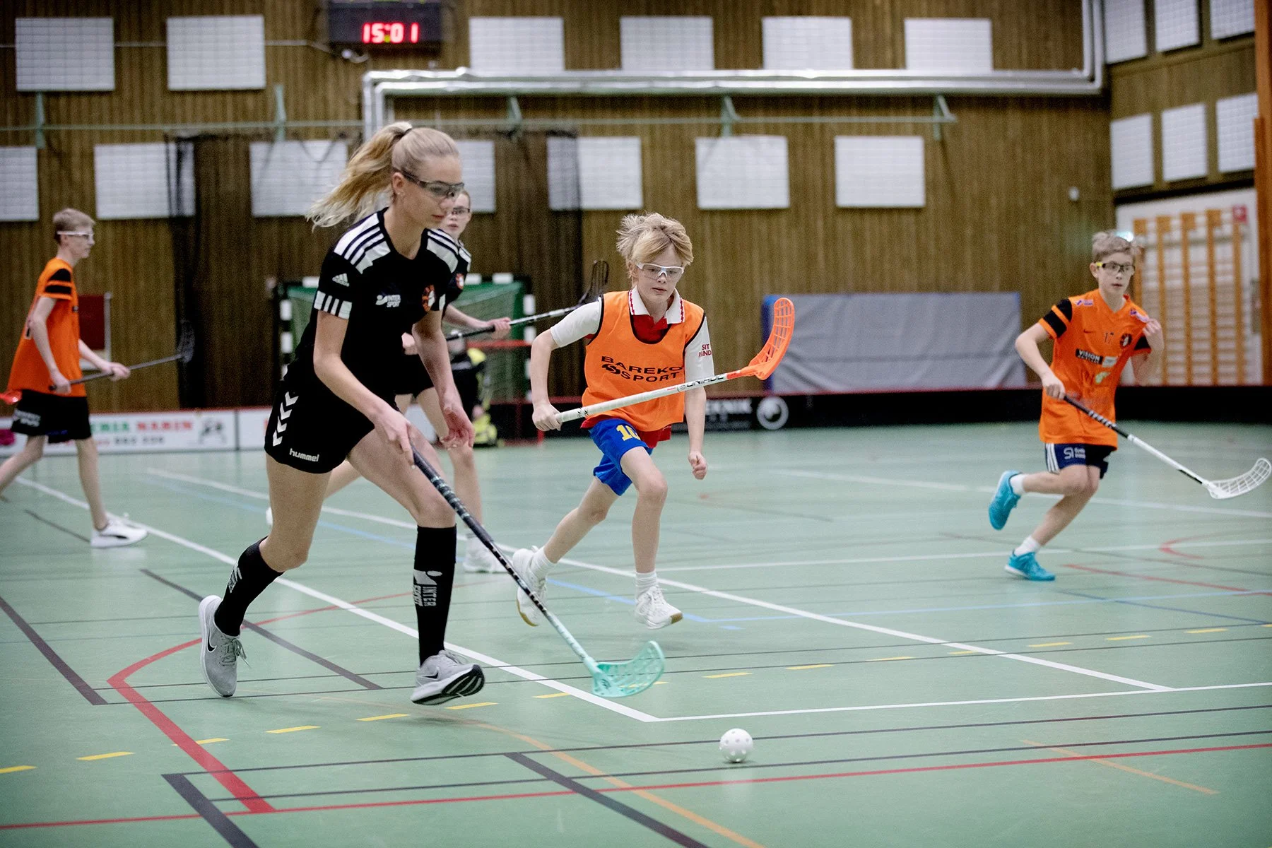 blogg-230105innebandykillarnatjejerna14.jpg
