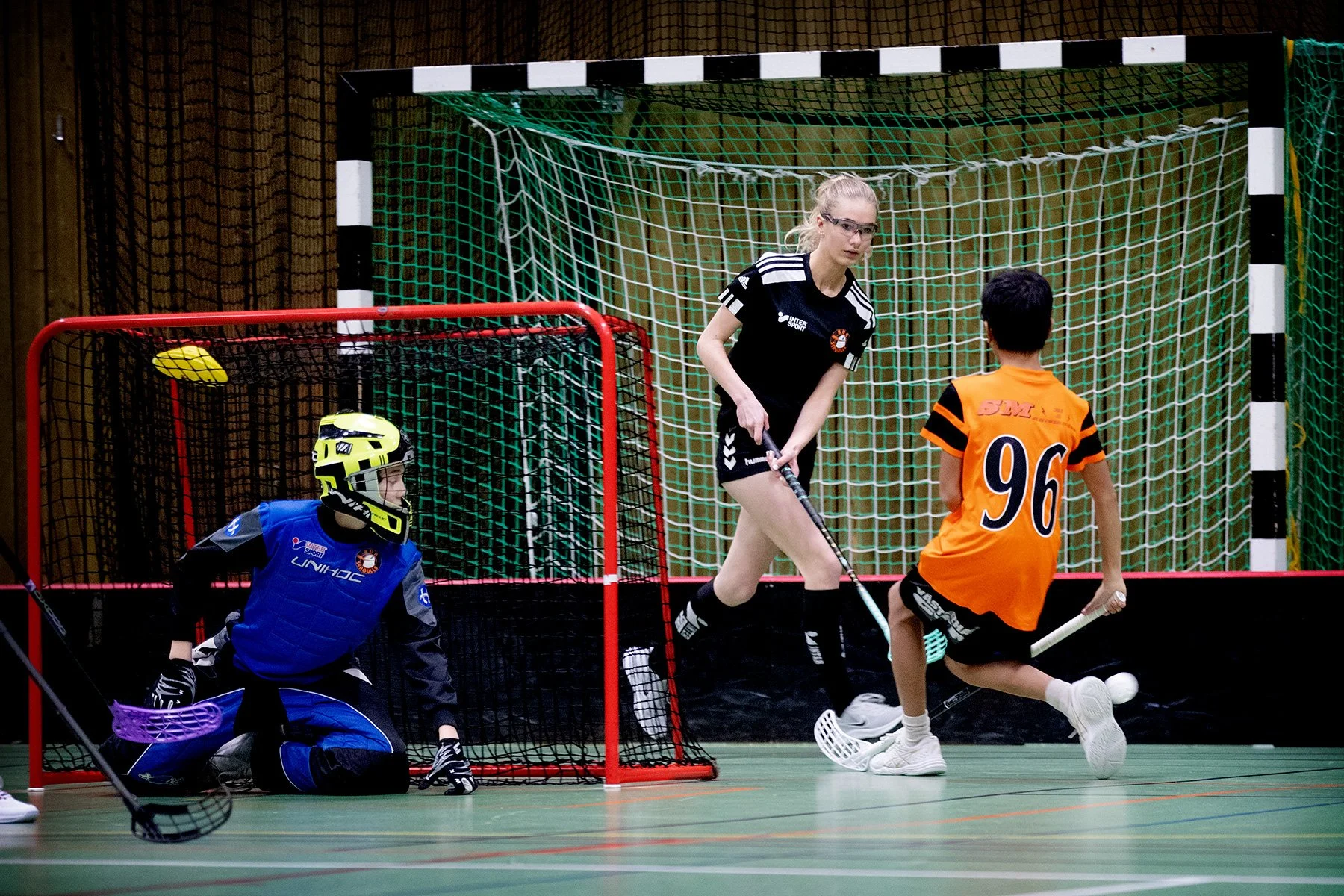 blogg-230105innebandykillarnatjejerna19.jpg