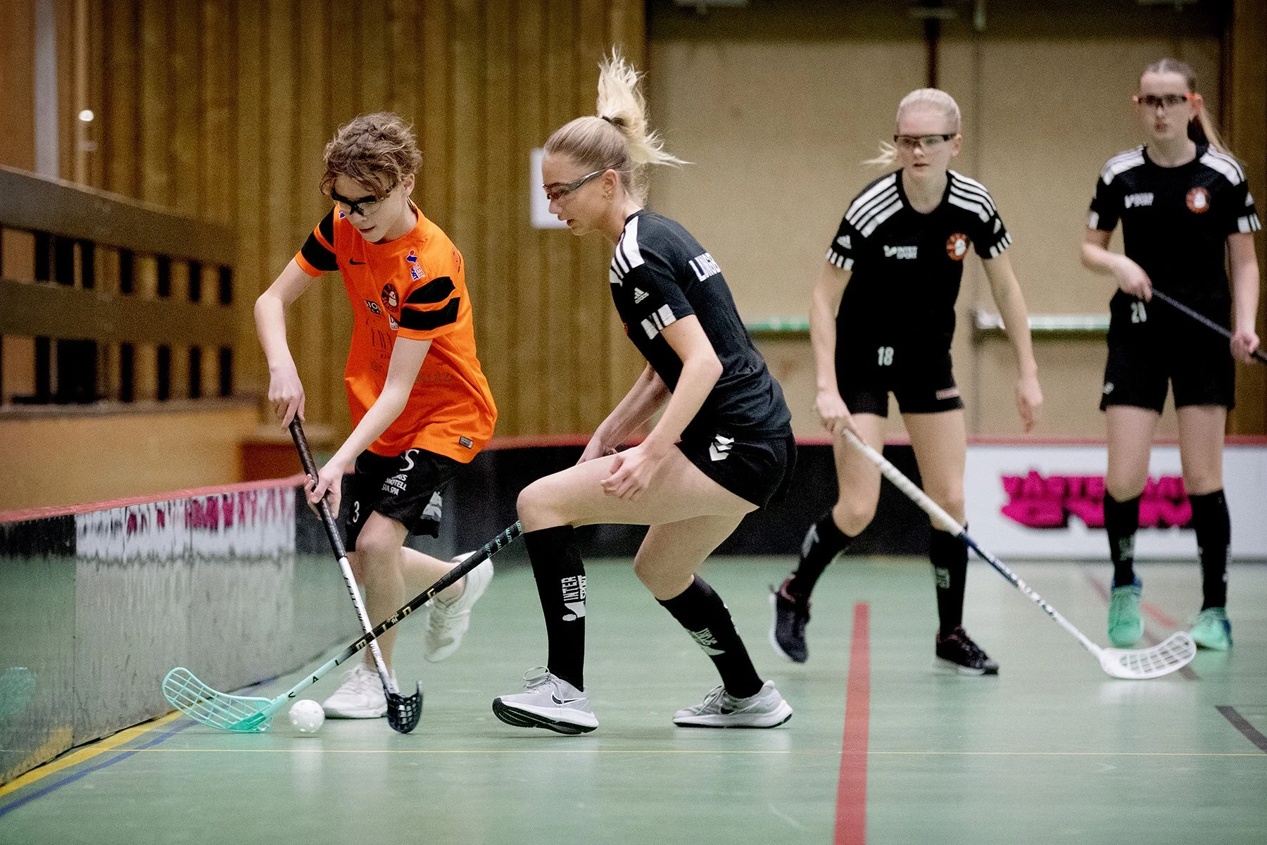 blogg-230105innebandykillarnatjejerna28.jpg