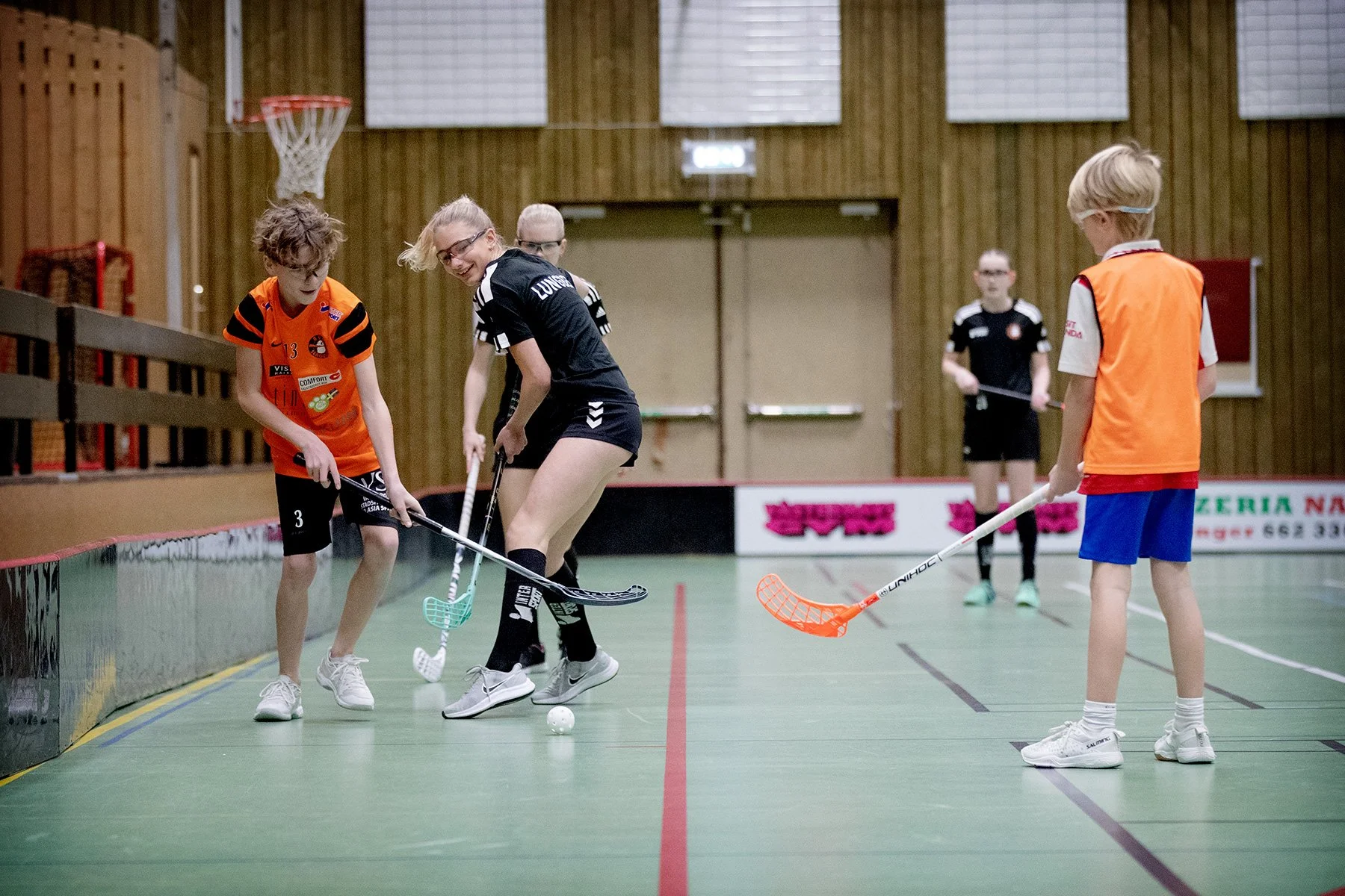 blogg-230105innebandykillarnatjejerna29.jpg