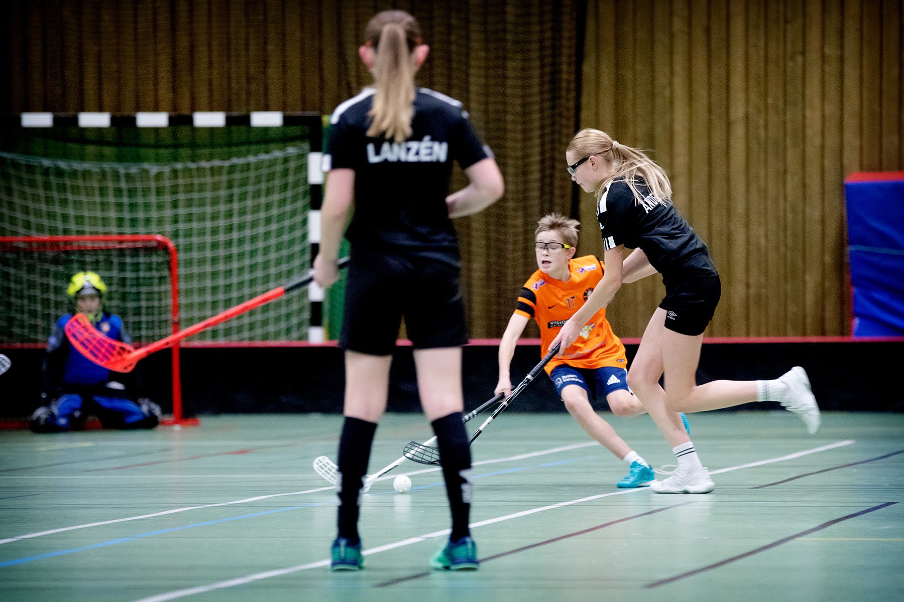 blogg-230105innebandykillarnatjejerna31.jpg