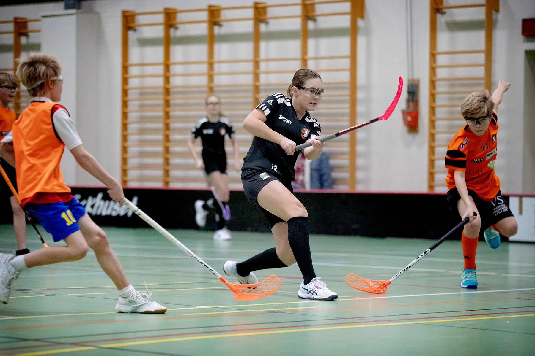 blogg-230105innebandykillarnatjejerna40.jpg
