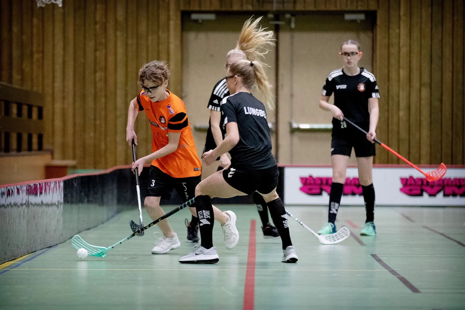 blogg-230105innebandykillarnatjejerna42.jpg