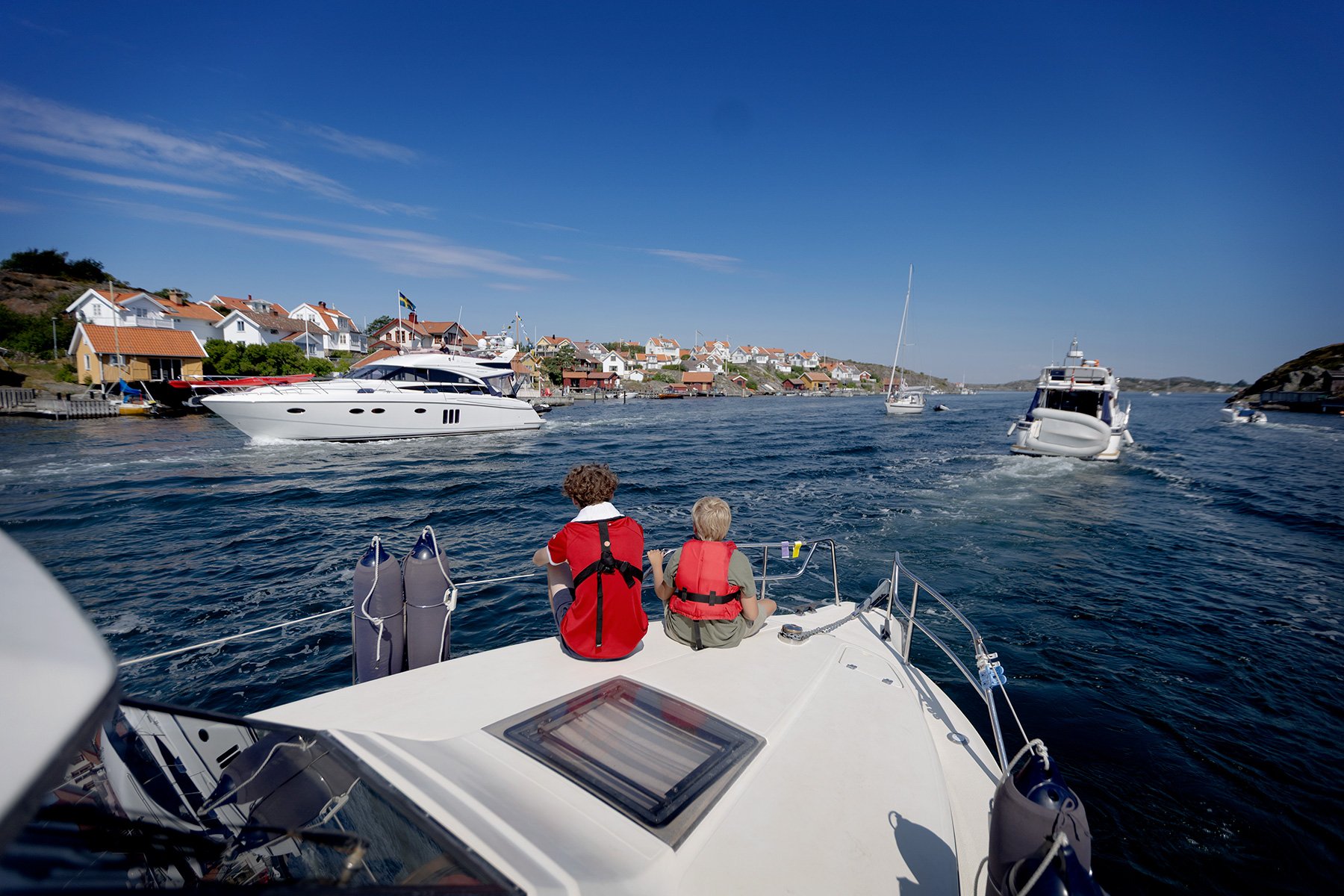 Förbi Kyrkesund och Gullholmen