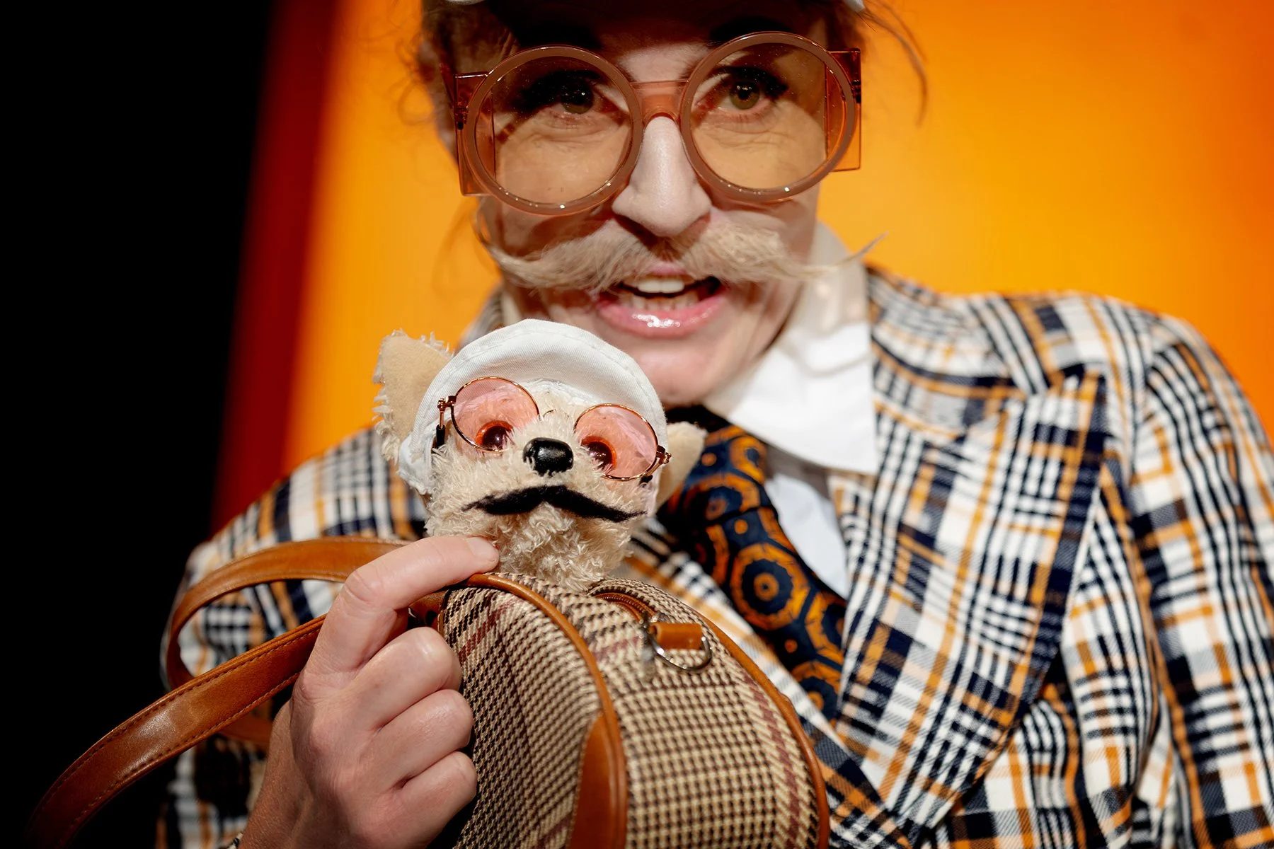 blogg-260903-alla-har-mustasch-2.jpg