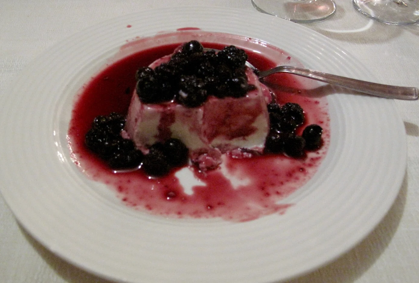 Panna Cota with fruits of the forest.