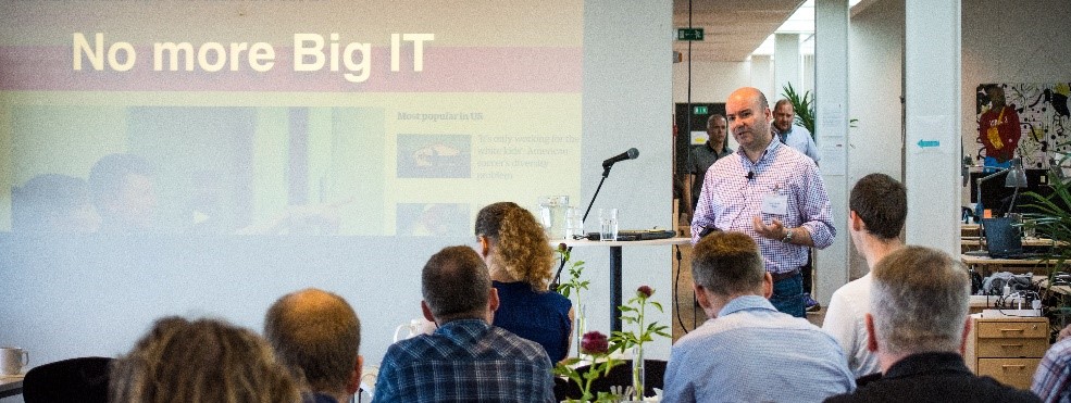 cBrains David Coterill faciliterer debatten på det digitale topmøde.