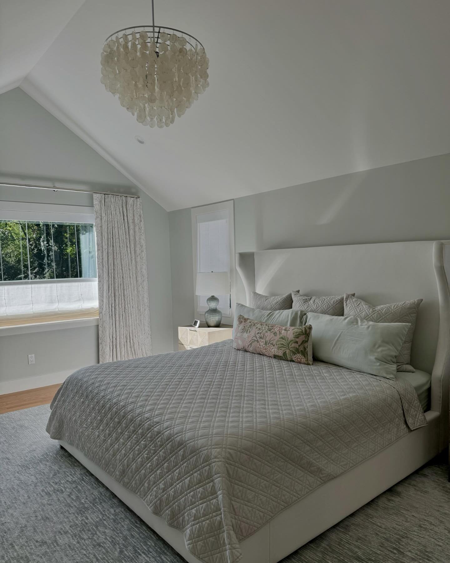 Anyone else ready for the weekend?! Now imagine relaxing all weekend in this beyond serene primary suite we just finished for one of our favorite clients.  After our client traded city apartment living for the suburbs post Covid, our mission was to c