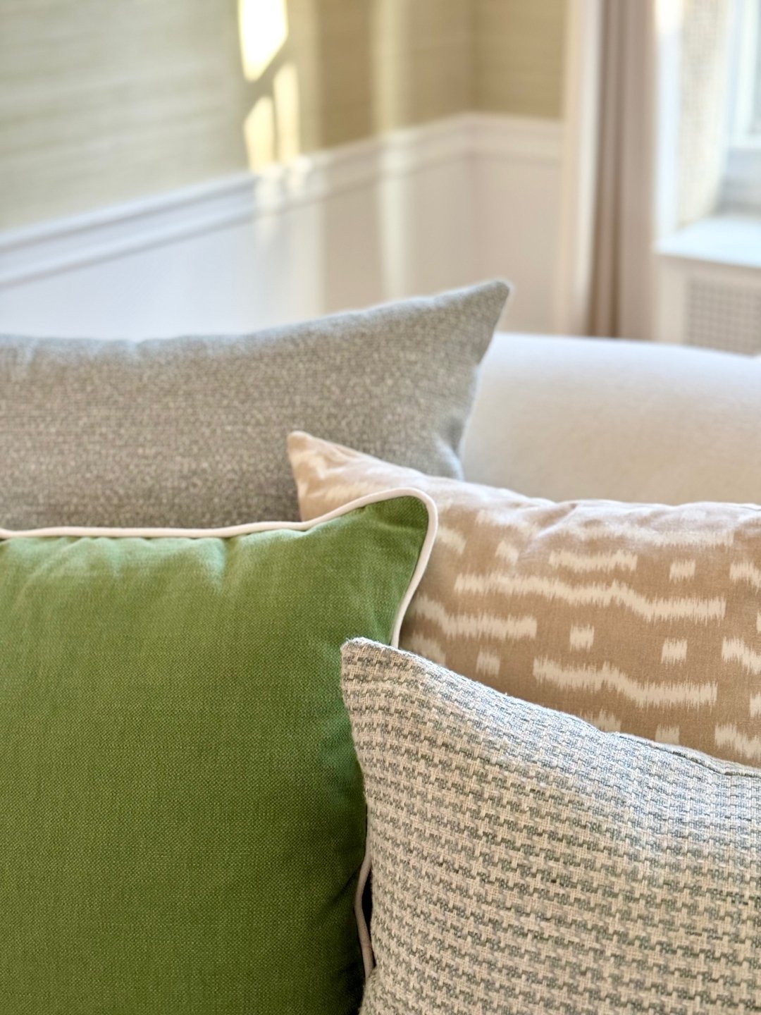 Colors, textures, layers, repeat ☑️ ​​​​​​​​
This is part of the formula for creating a cohesive look throughout your home.  Rather than play it safe with neutrals upon neutrals, let us help you pull it alllllll together in a playful and tailored way