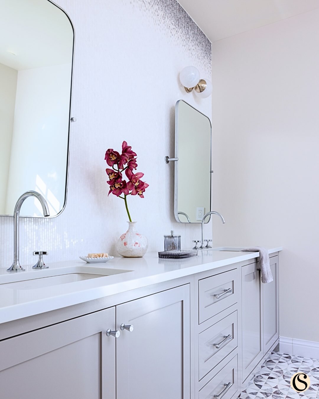 It all starts with a plan. ✨

Geometric marble tile that creates movement, an ombr&eacute; wallpaper border that adds subtle depth, crisp cabinetry in the perfect soft gray, sculptural mirrors and polished hardware&mdash;none of it happens by acciden