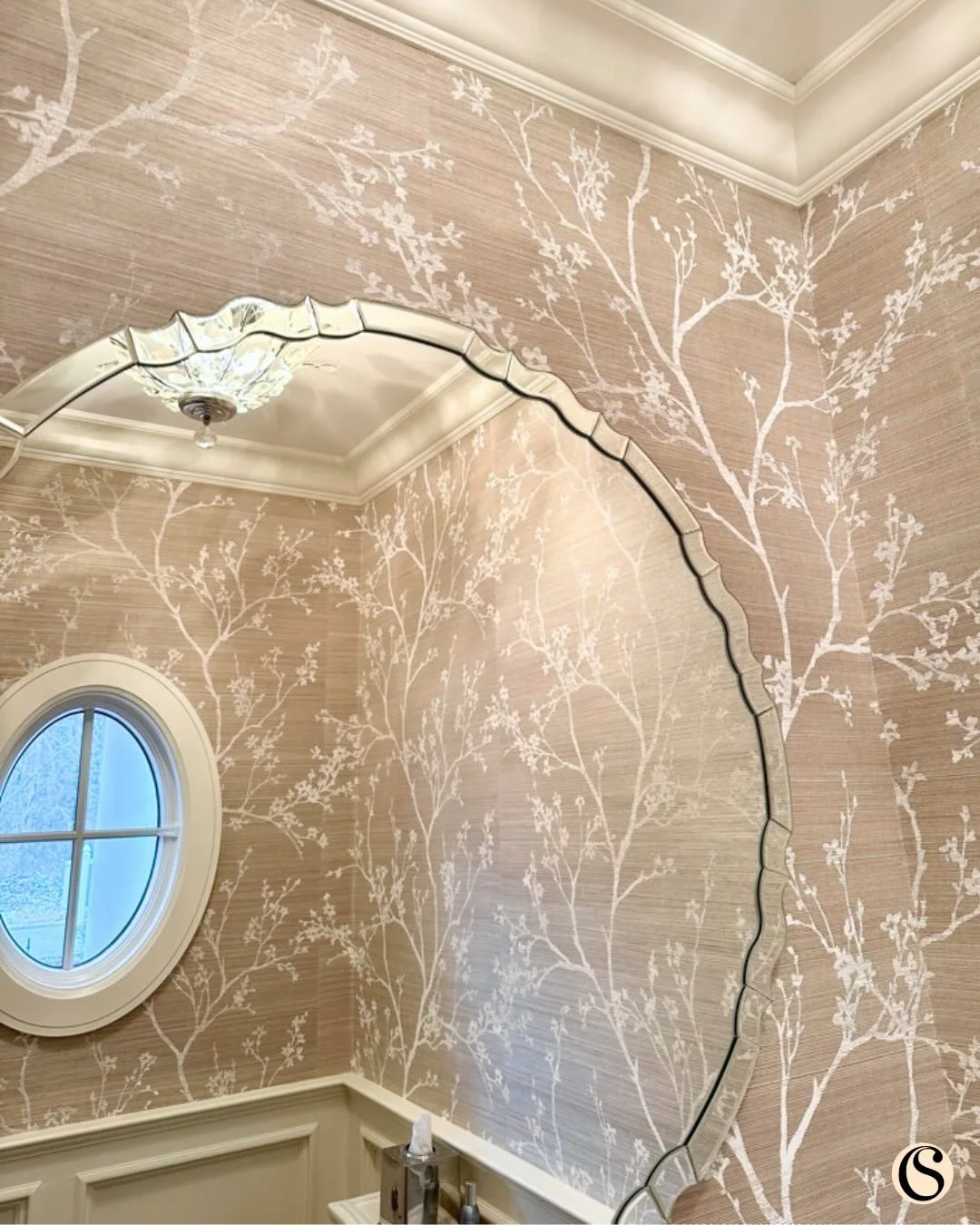 Reflections of intentional design. ✨

Delicate botanical wallpaper meets crisp architectural moldings and a sculptural statement mirror that captures it all&mdash;doubling the beauty, amplifying the impact. 

It&rsquo;s the kind of powder room that m