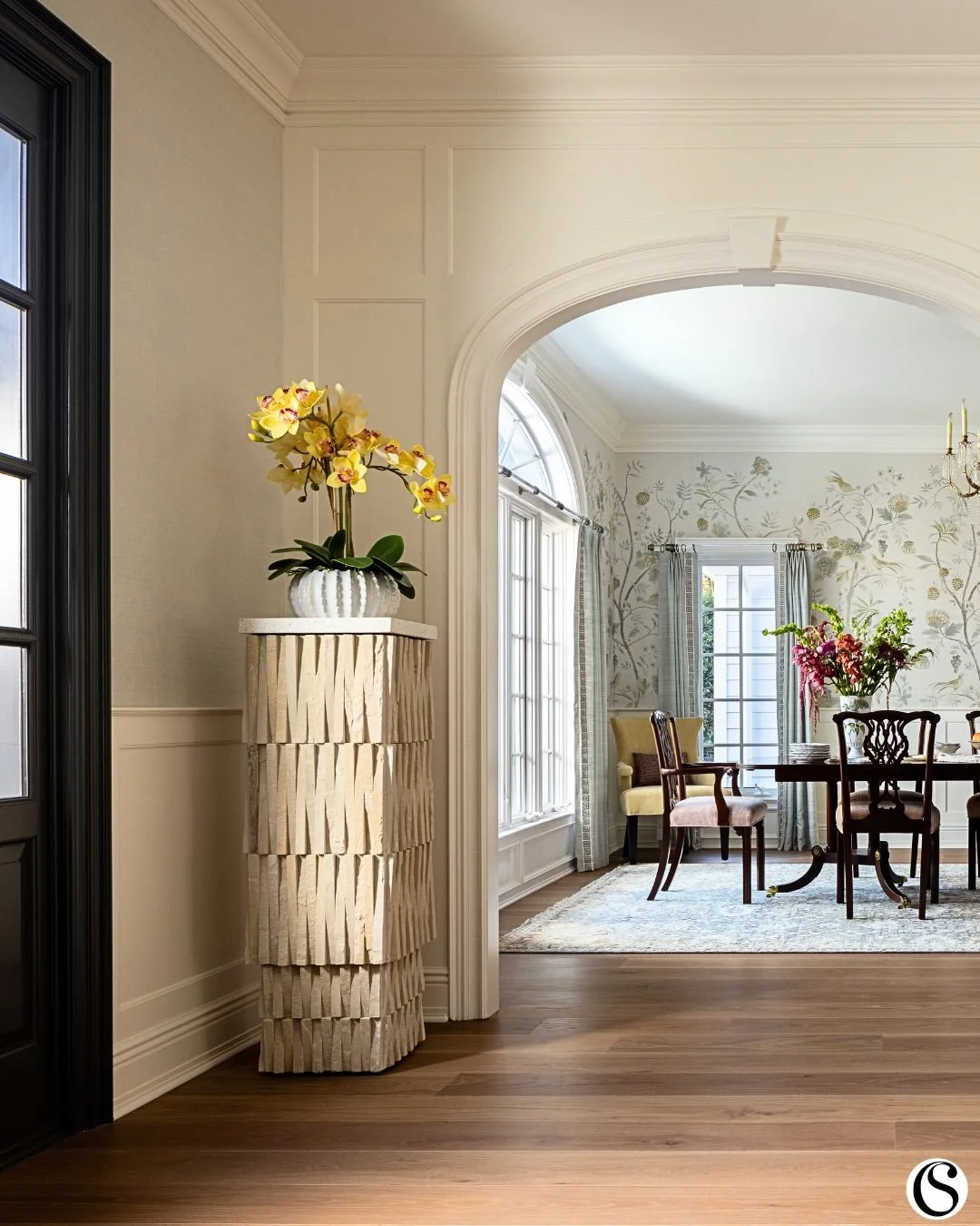 The power of a well-executed vision. ✨

From dated wallpaper and heavy finishes to clean lines, fresh moldings, and a statement pedestal that sets the tone&mdash;this entryway transformation proves that good design is about honoring a home&rsquo;s ar