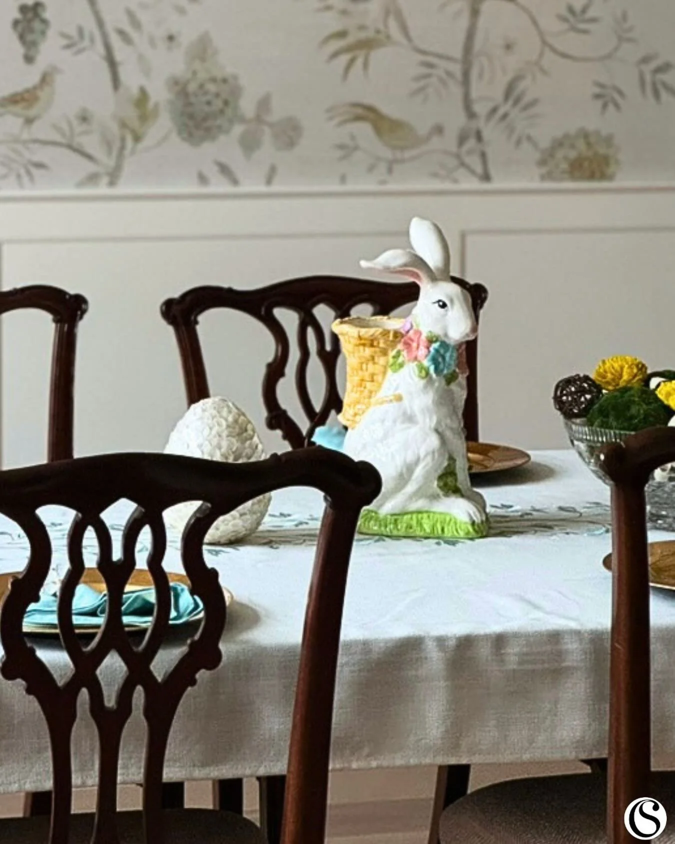 The wallpaper. The Chippendale chairs. The details that turn a beautifully designed room into a place where memories are made.

Wishing you a beautiful Easter filled with good food, great company, and a table set with meaning. 🐣🌸

#CourtneySempline