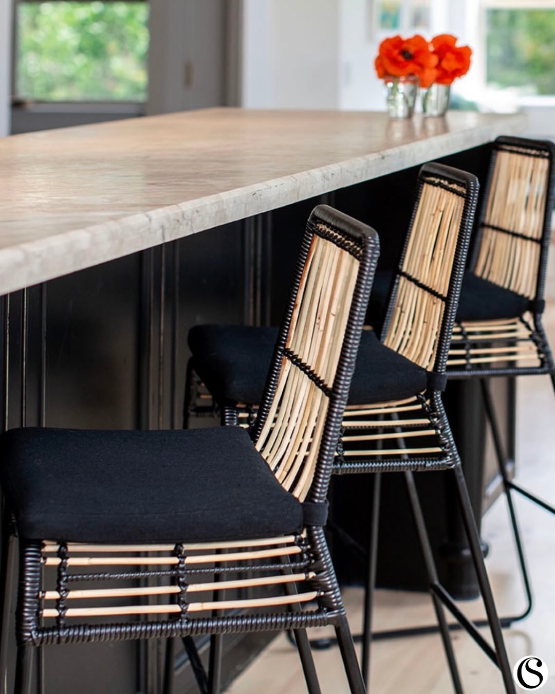 Where light lives and details matter. ✨

Natural light floods the space, bouncing off the cool stone countertop and filtering through the woven texture of these sculptural bar stools. Black rattan and natural tones against moody cabinetry&mdash;it&rs