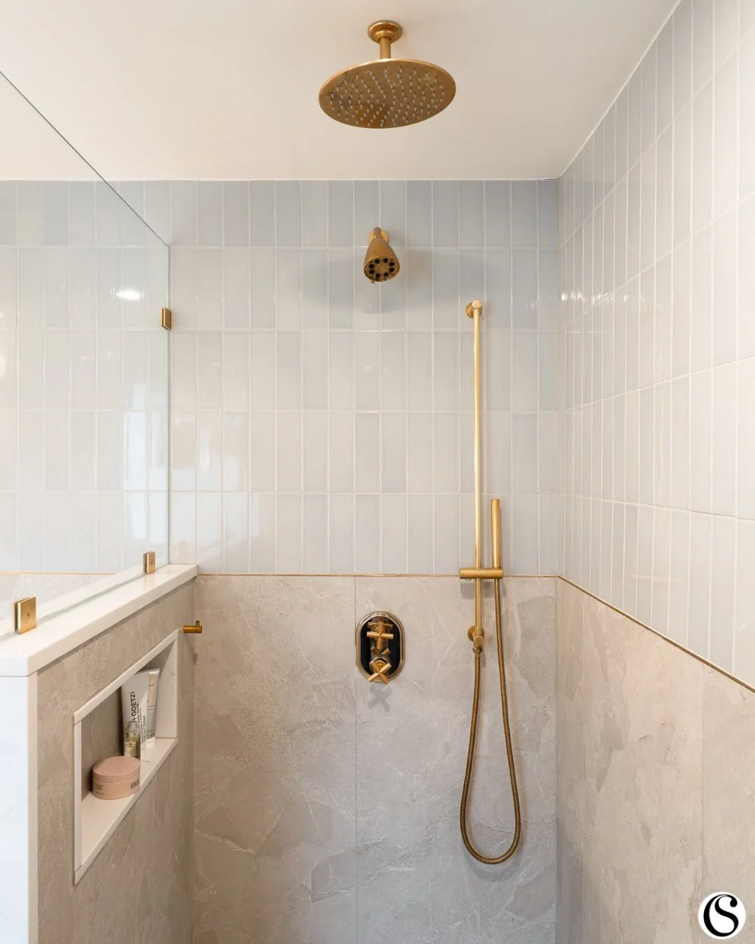 The details that turn a shower into a ritual. 🚿✨

Soft vertical tile meets warm brass fixtures, built-in niches for everything you need, and just enough greenery to make it feel alive. This isn&rsquo;t just where you get clean&mdash;it&rsquo;s where