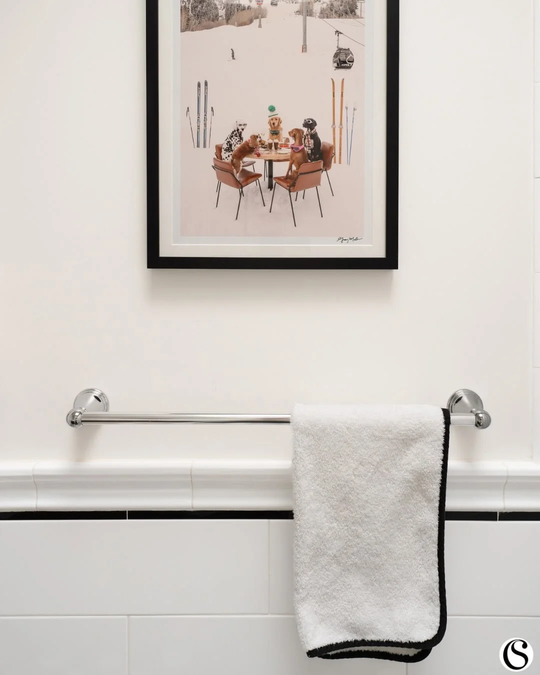 Sometimes the most timeless spaces are the simplest. 🤍🖤

Black, white, and polished chrome&mdash;classic, clean, effortless. But look closer: there&rsquo;s a whimsical print of dogs playing poker on the slopes, a trailing plant bringing life to the