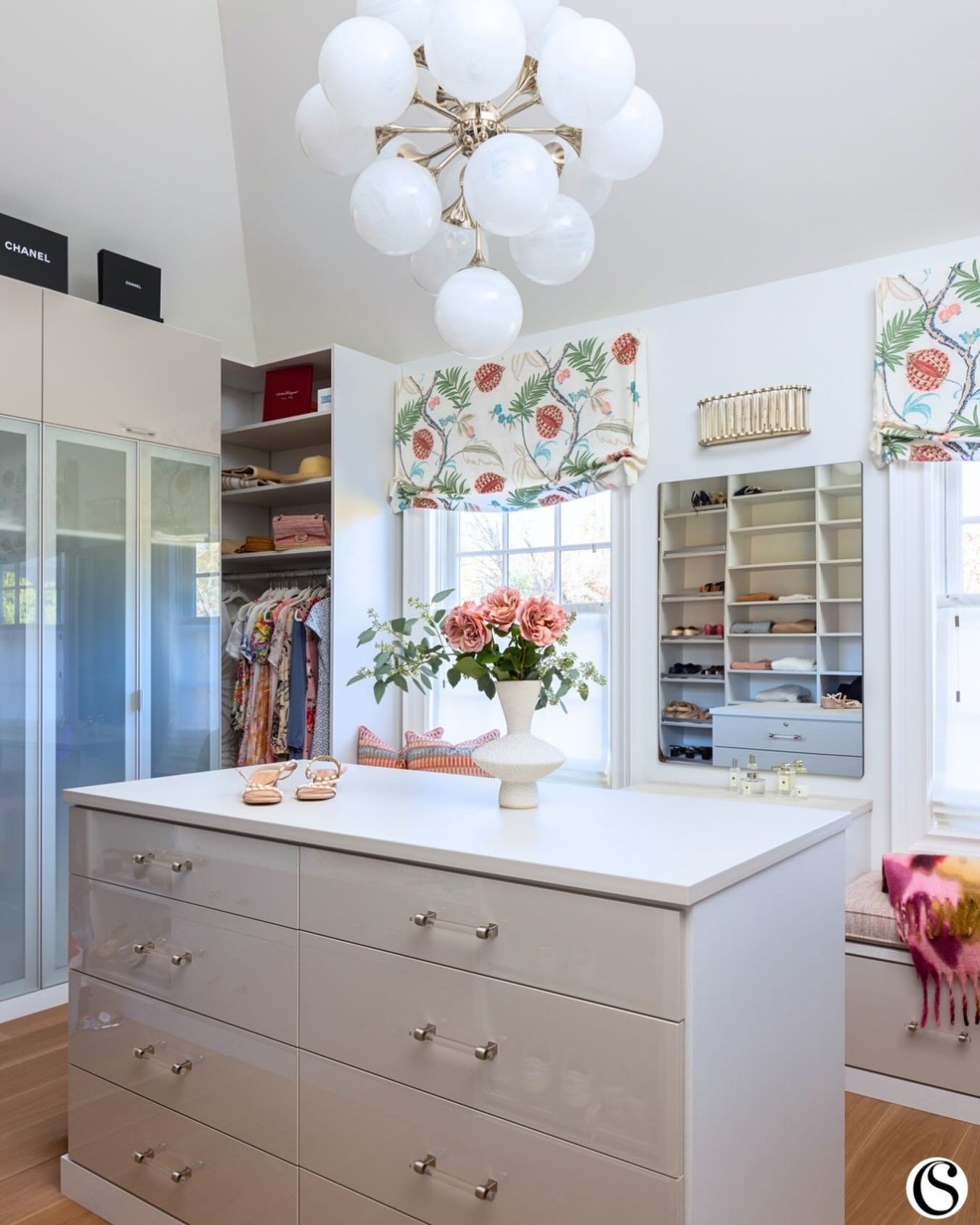 Every beautiful life deserves a beautiful place to live. 🙌🏻 

A custom closet isn&rsquo;t just storage &mdash; it&rsquo;s a sanctuary. Curated shelving, a statement island, and every detail considered so your mornings feel as effortless as your sty