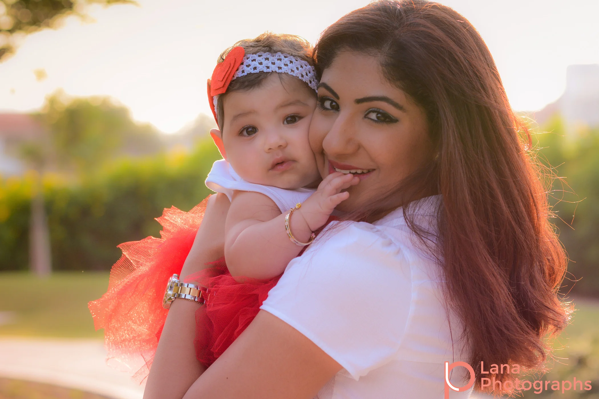 Dubai Family Photography portrait of mother posing with her daughter in the park