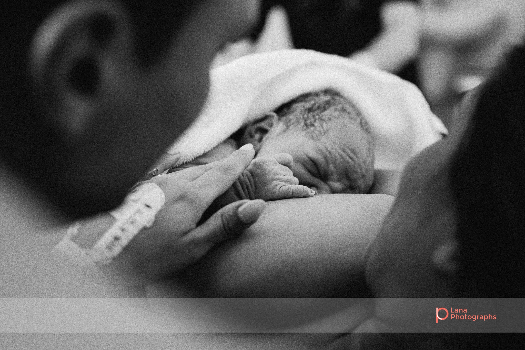 Birth Photography of a Natural Delivery in Dubai