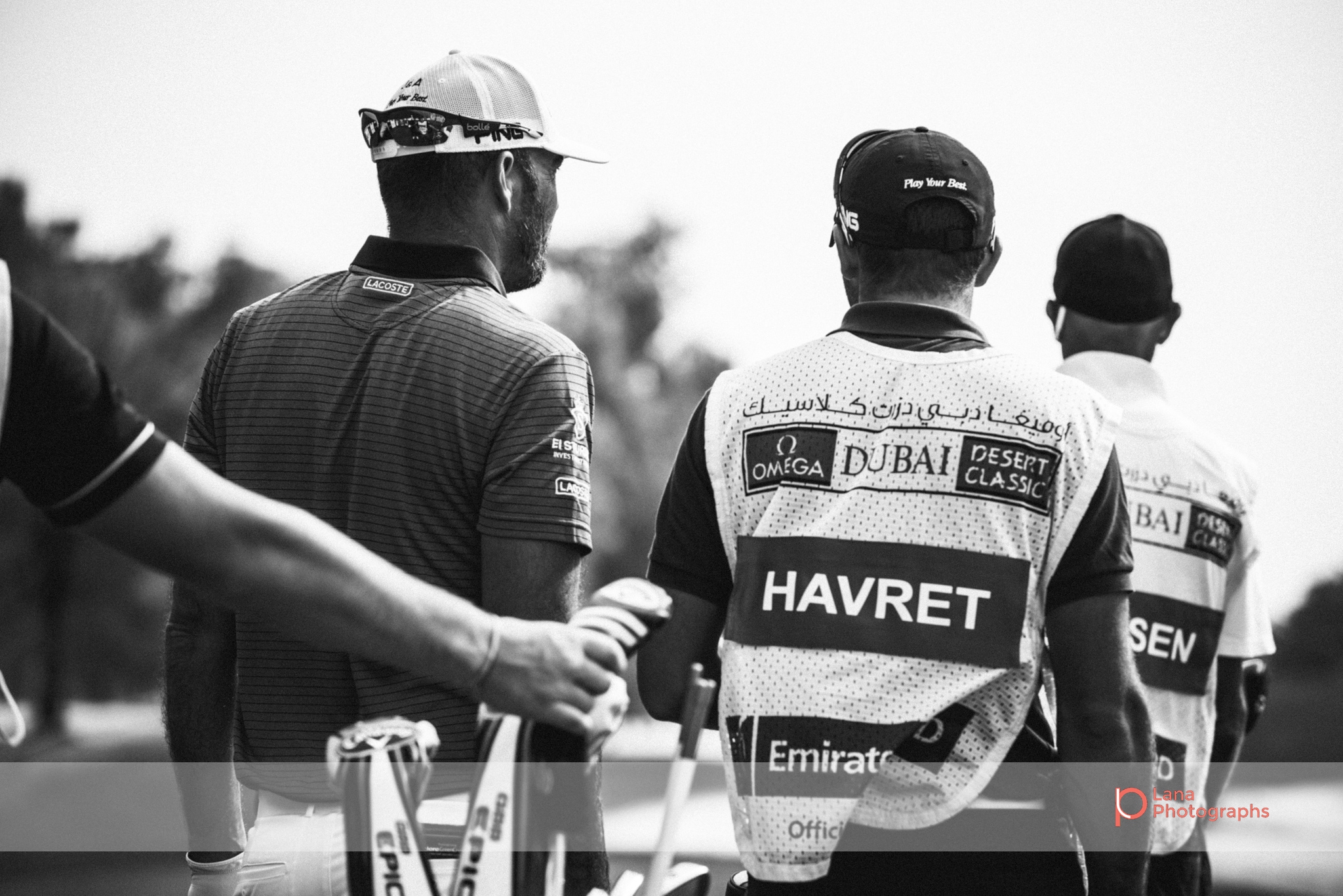 Grégory HAVRET chats with his caddie at the Omega Dubai Desert Classic in February 2017