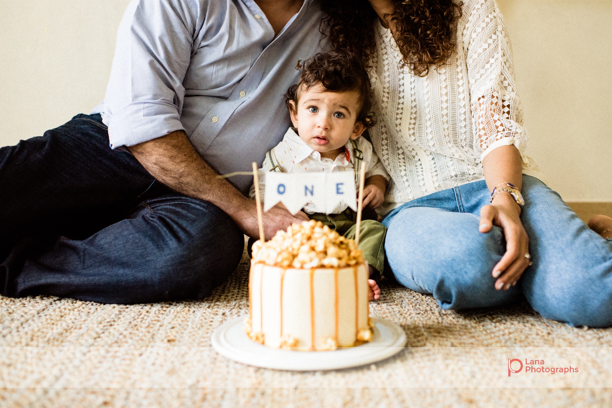 Dubai Cake Smash one year old baby poses with parents and birthday cake