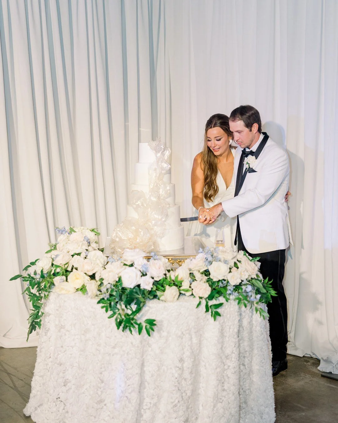 A moment for Cari-Ann &amp; Logan&rsquo;s wedding cakes! 🎂

A classic white beauty for the wedding cake&hellip; and a groom&rsquo;s cake inspired by Jordan-Hare Stadium! The perfect mix of timeless elegance and personal flair &mdash; and the sweetes
