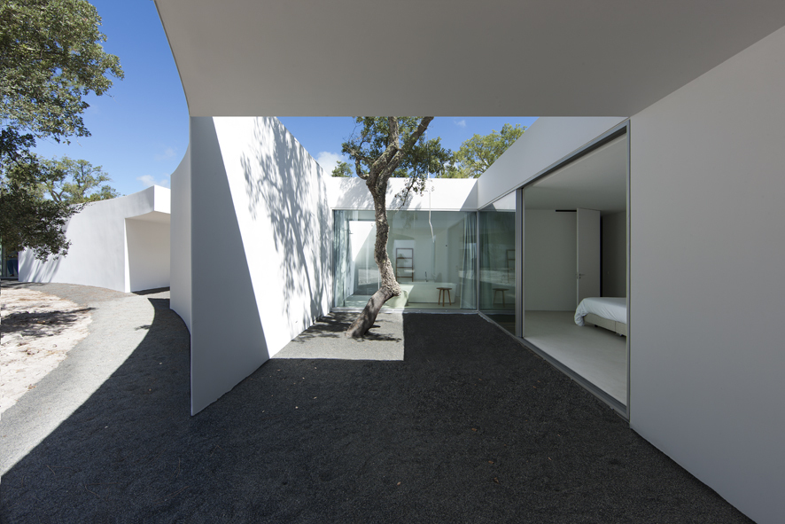 House in Alentejo Coast by Aires Mateus. Photos copyrighted by Juan Rodriguez. Courtesy of ArchDaily.