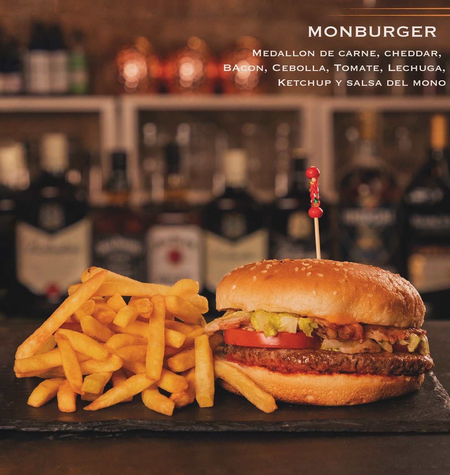 🍔 Descubre nuestra irresistible Monburger en El Quinto Mo&ntilde;o. &iexcl;No te arrepentir&aacute;s! 🌟🍴

 #Monburger #DeliciasDelQuintoMo&ntilde;o #eqm #bar #bcn #barcelona #eixample #burger #hamburgesa