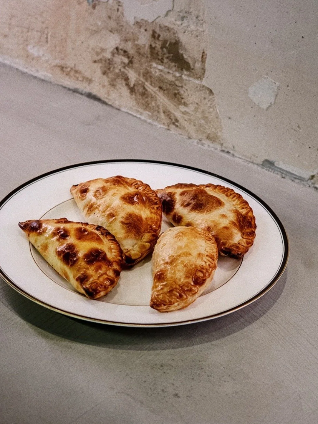 Pura poes&iacute;a.
Y reci&eacute;n hechas. 
&iquest;Las probaste ya?

...

Pure poetry.
And freshly baked.
Have you tried them yet?