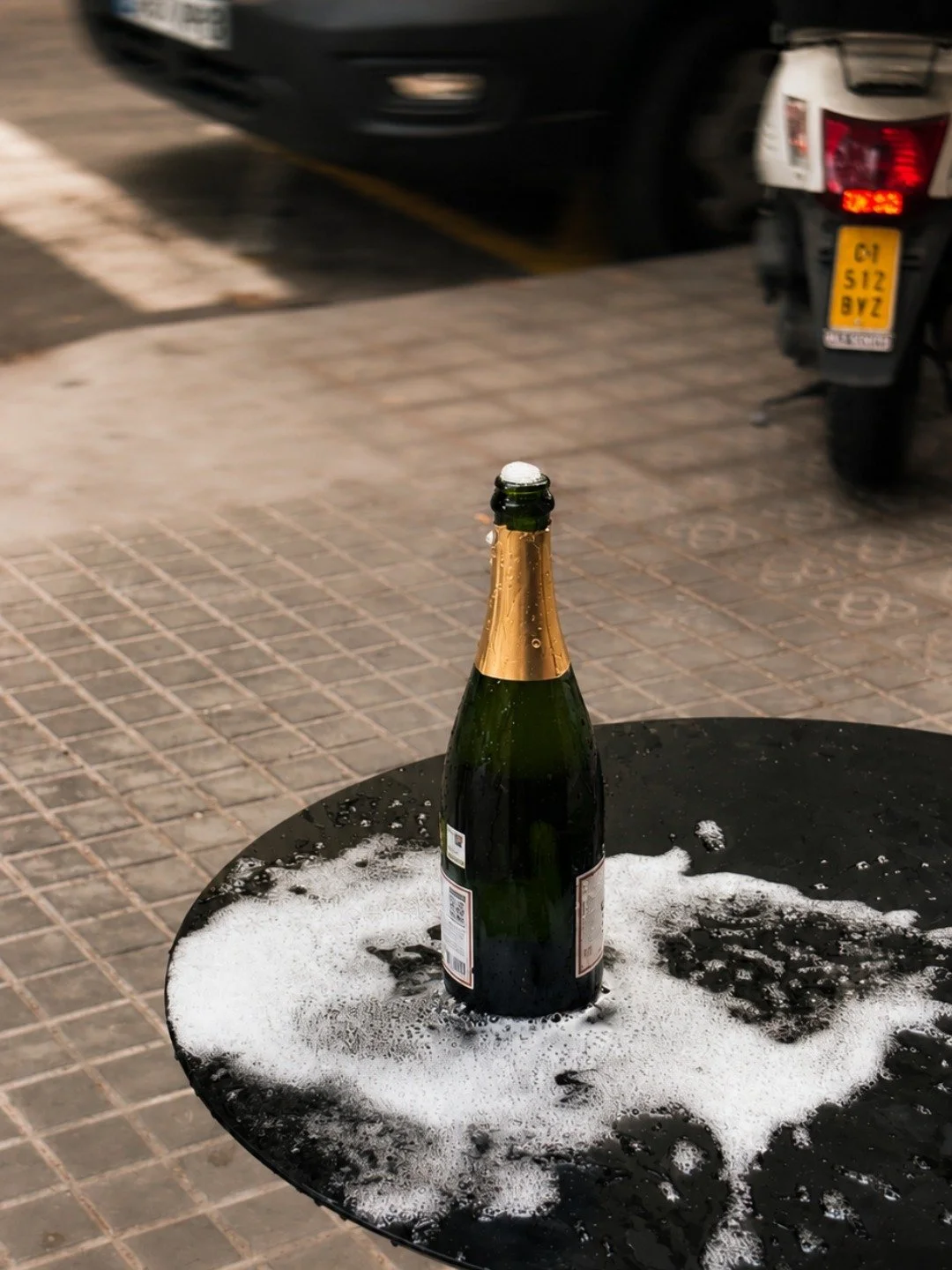 Intentamos mantener las formas.
El cava ten&iacute;a otros planes.

...

We tried to keep things elegant.
The cava had other plans.